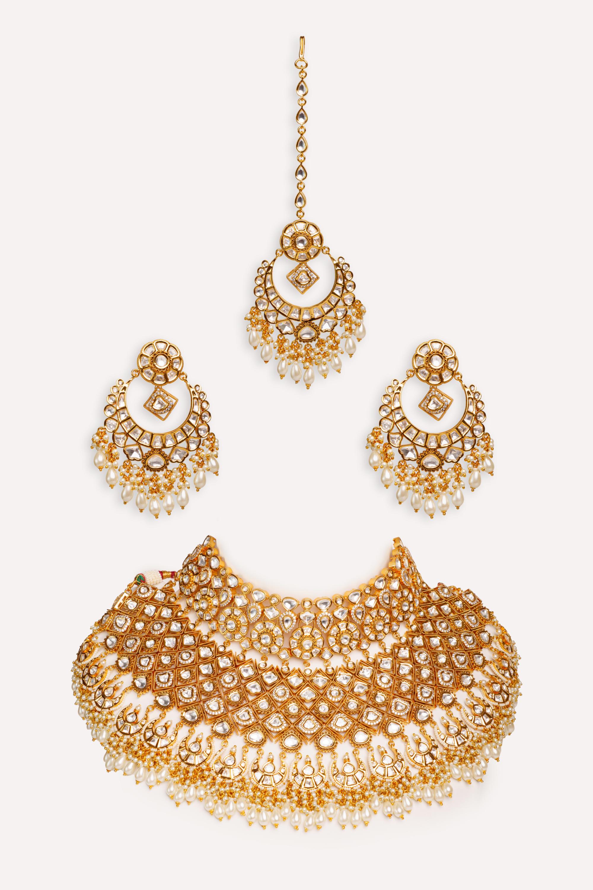 Bold and dramatic kundan necklace with earrings and maangtikka
