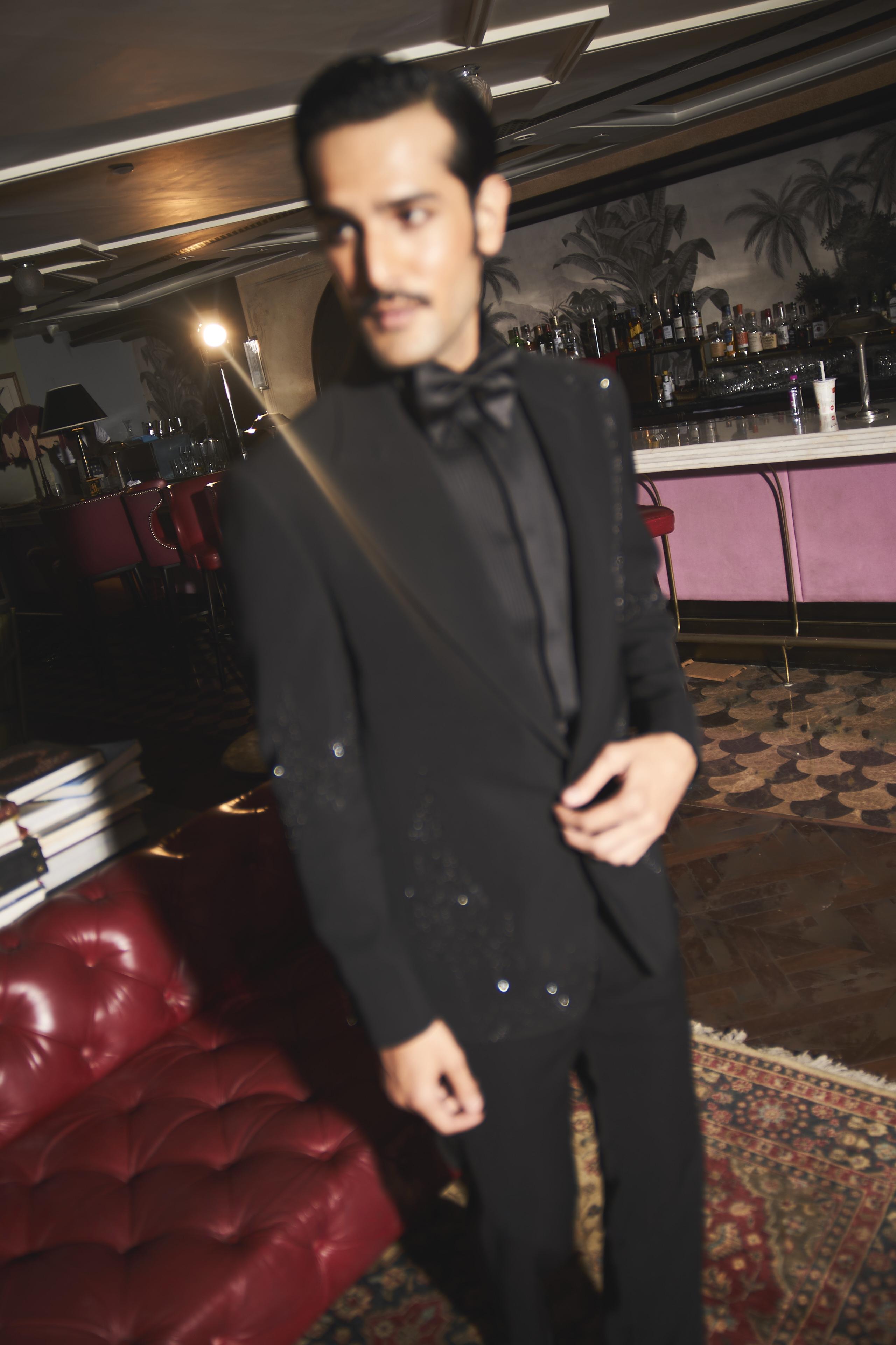 Noir Rhythmic Peak Lapel Tuxedo Set