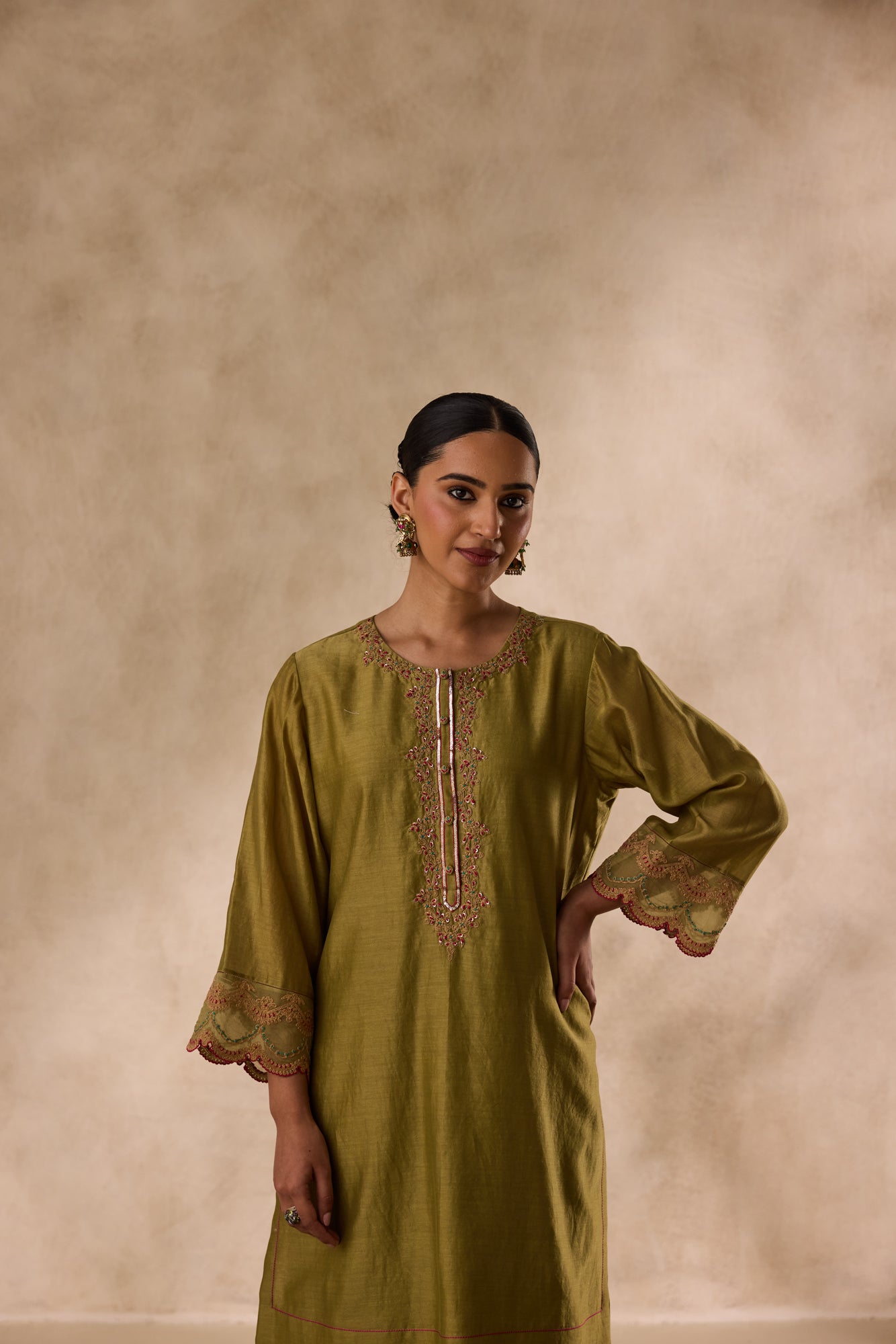 Mehendi green dori work and resham embroiderd kurta Paired with pant & heavy border organza dupatta