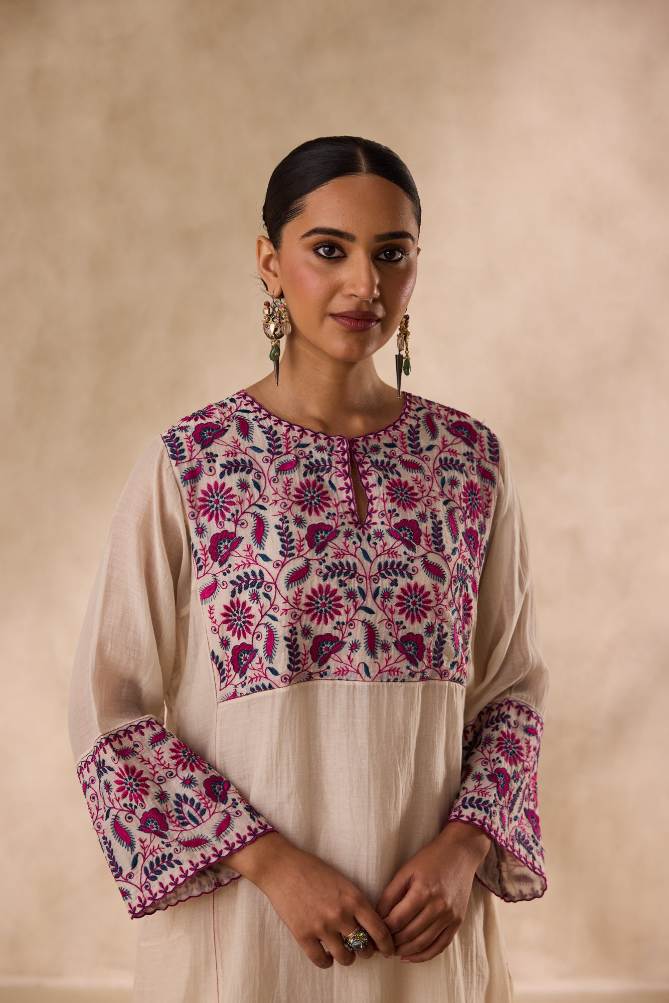 Ivory chanderi floral resham thread embroidered kurta paired with pant & organza dupatta