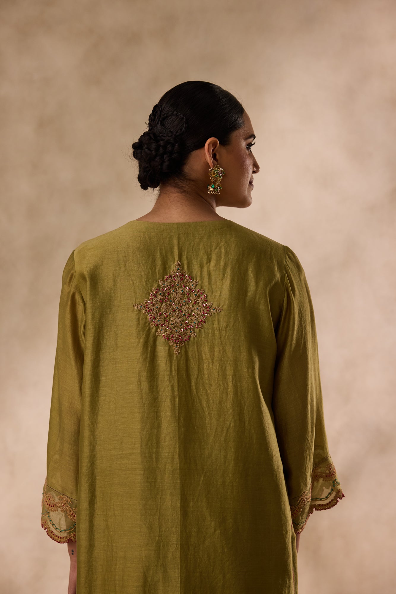 Mehendi green dori work and resham embroiderd kurta Paired with pant & heavy border organza dupatta