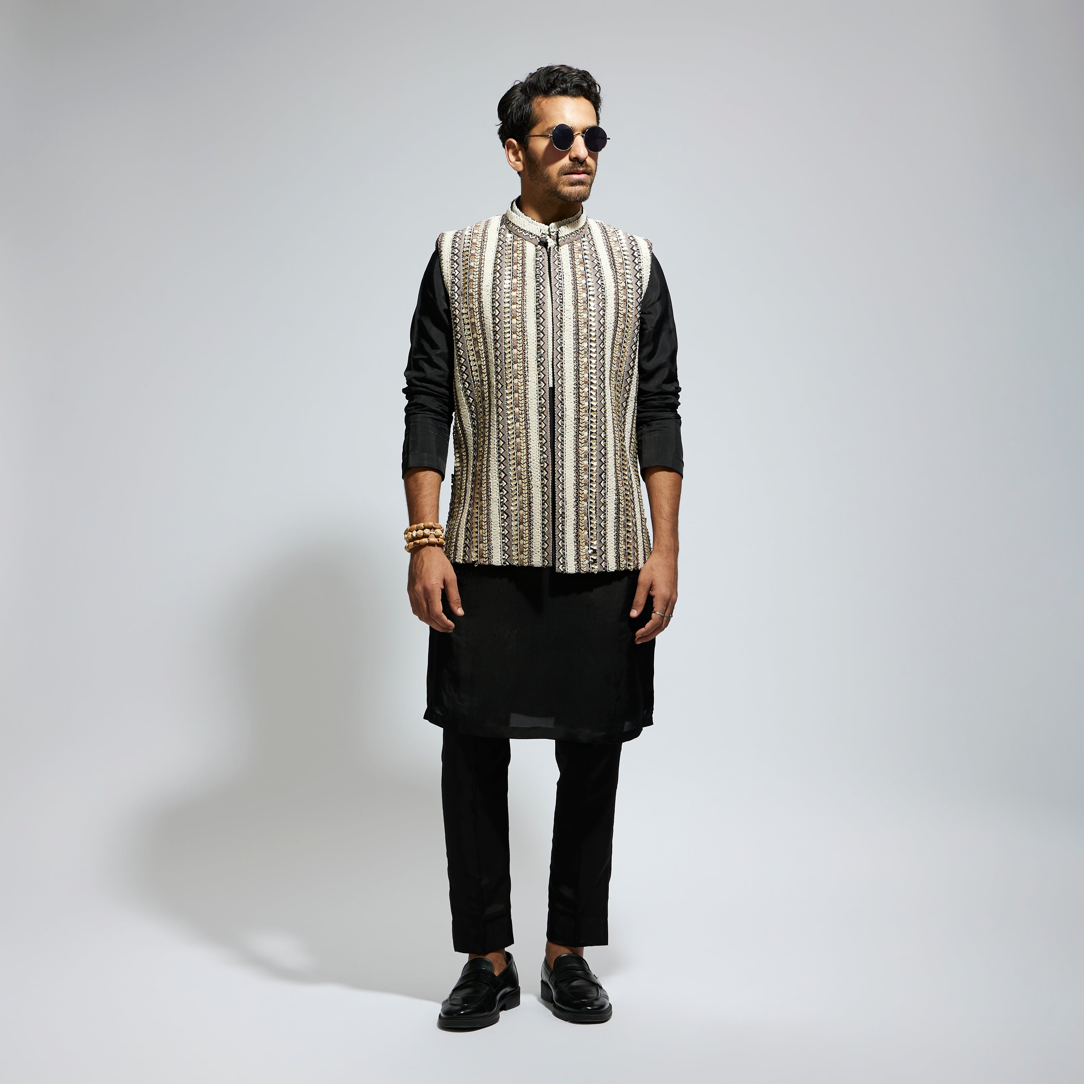 IVORY THREADWORK EMBELLISHED BUNDI
PAIRED WITH KURTA AND PANTS