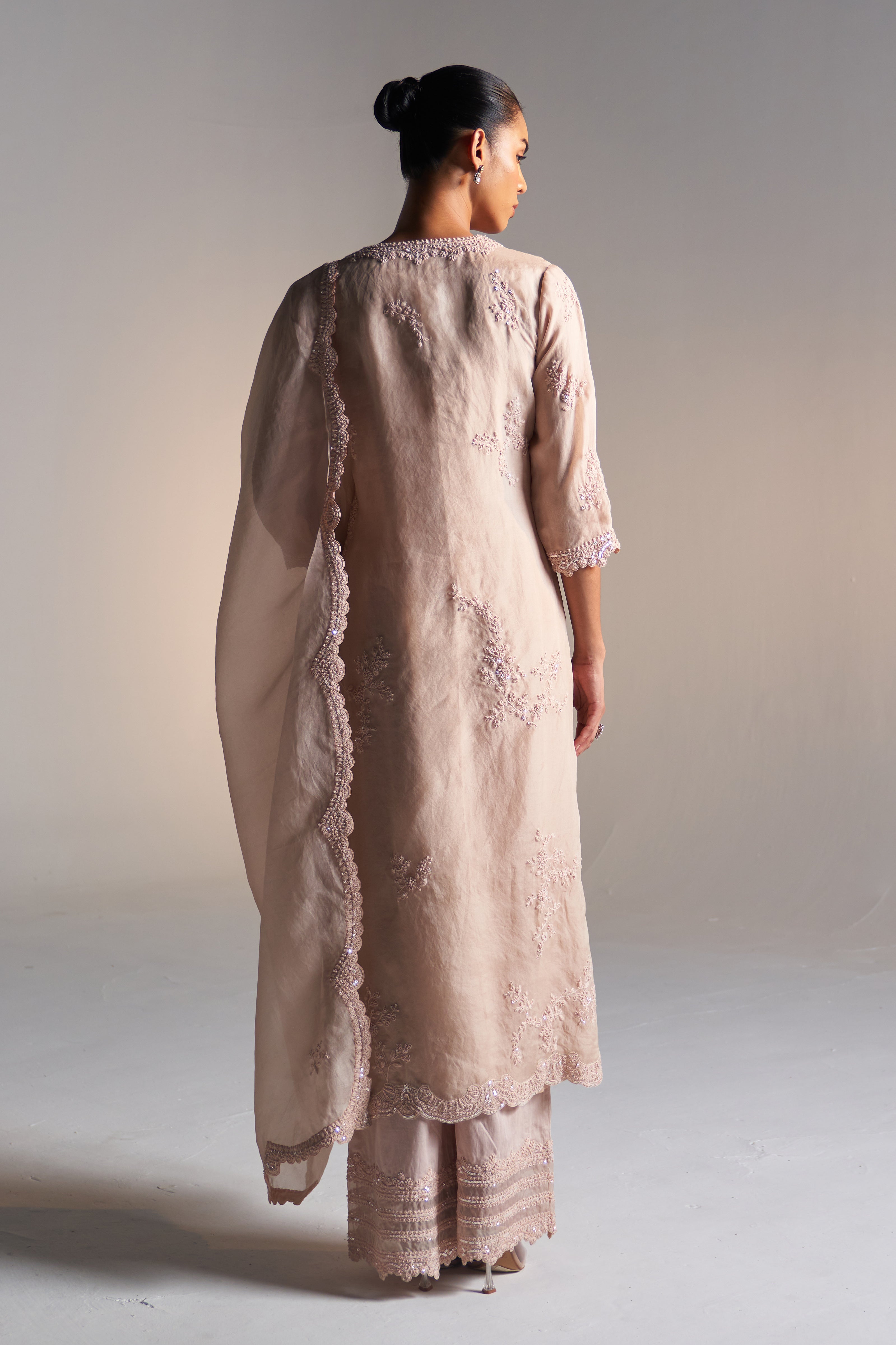 Whispering
Peach Organza Suit