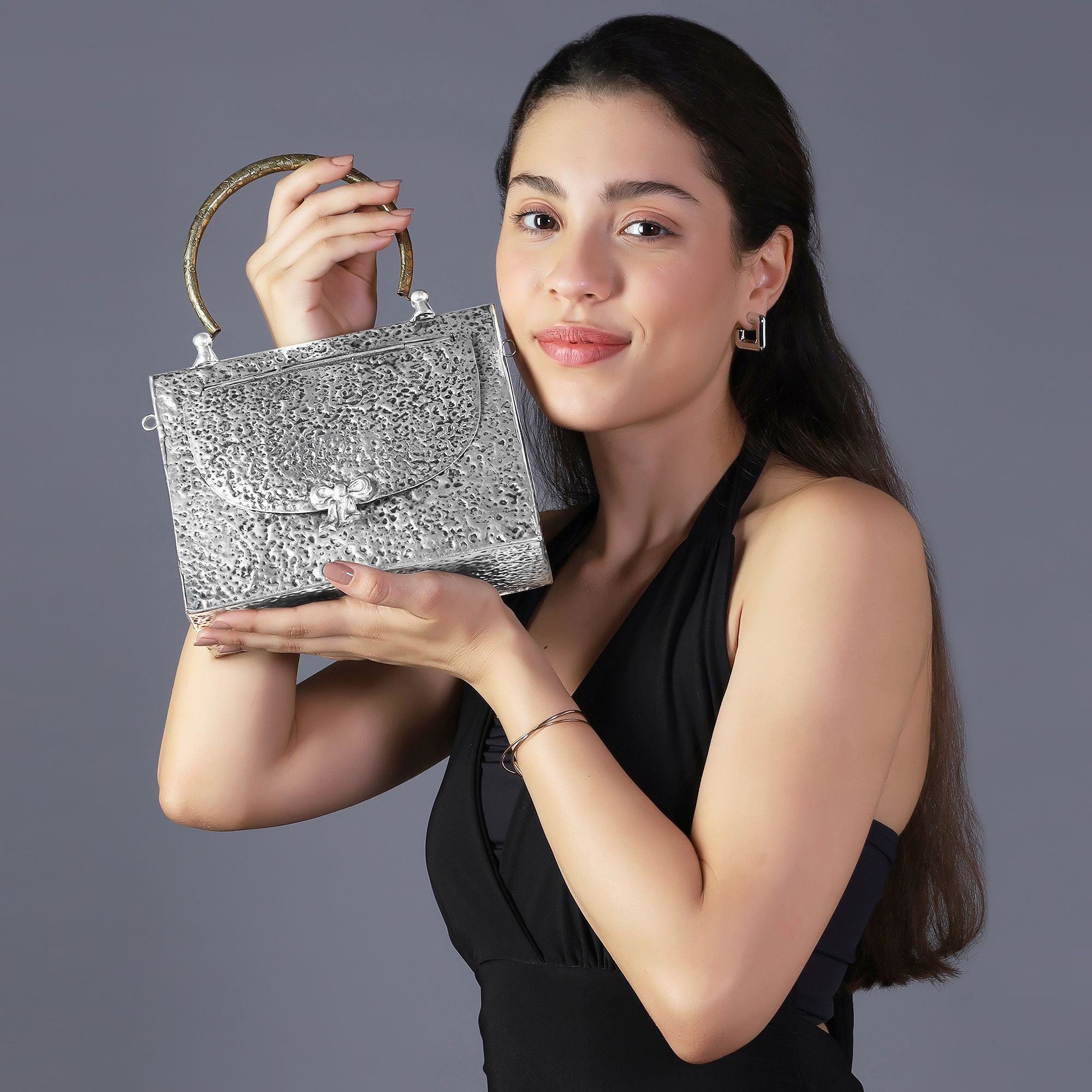 TRIANGLE HAMMERED BRASS BOW BAG IN SILVER