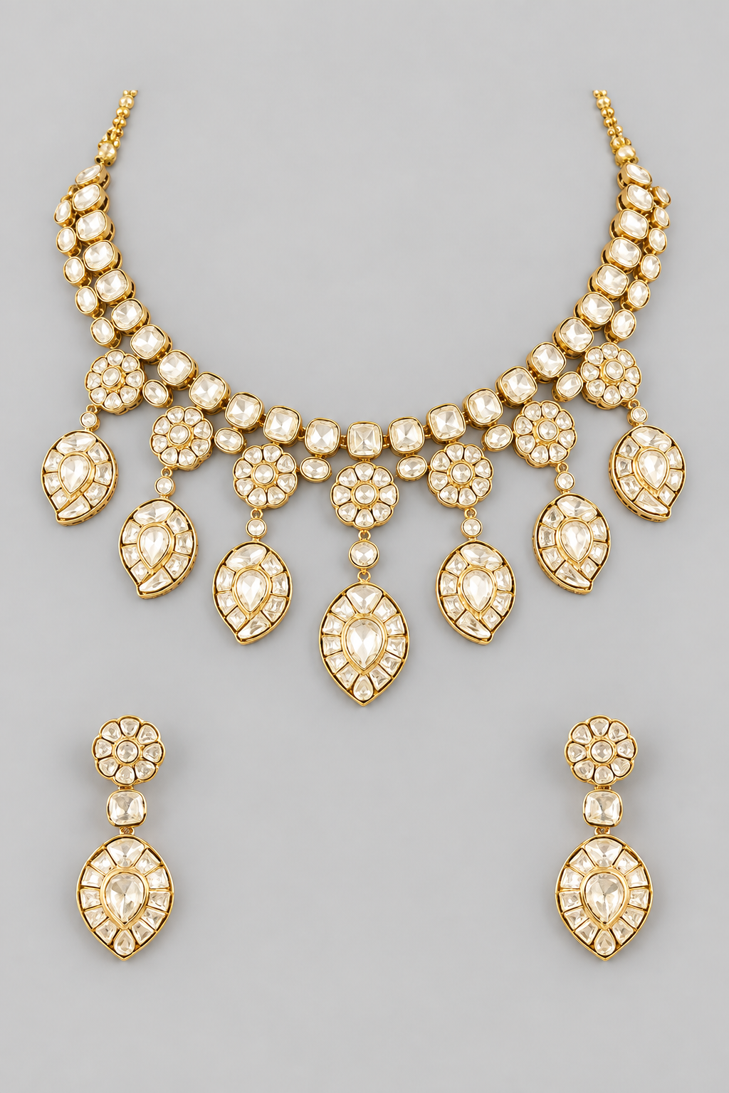 Elegant and classic necklace set with kundan stones set in paisley design. It comes with a pair of matching earrings