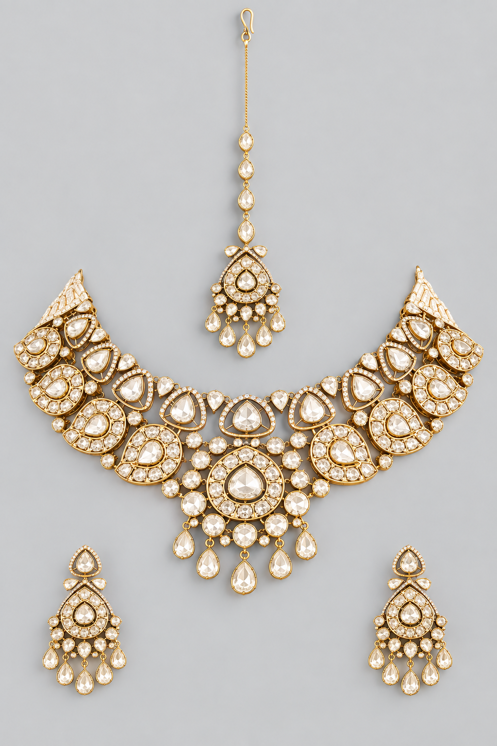 Elegant and classic necklace set with kundan stones set in paisley design. It comes with a pair of matching earrings and maangtika.