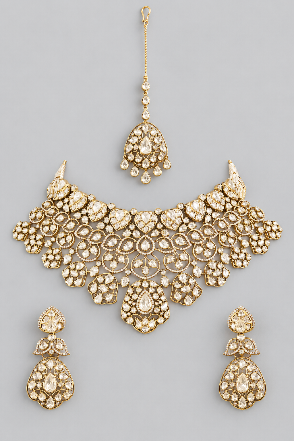 Bold and elegant kundan necklace set with matching pair of earrings and maangtika