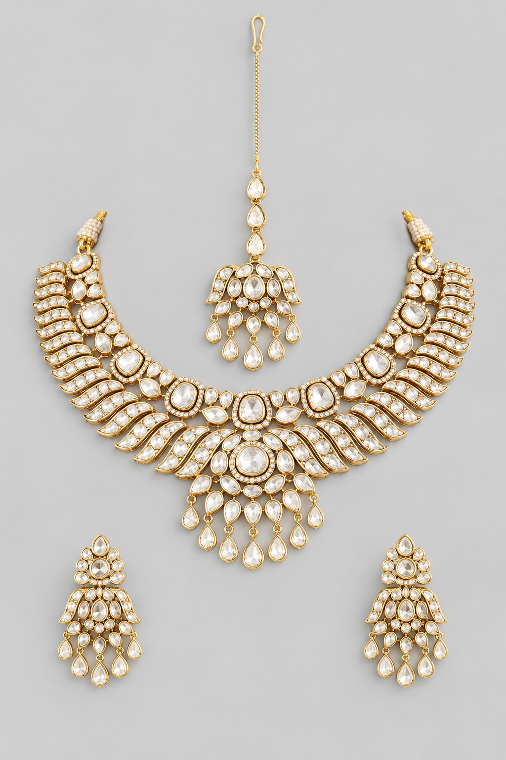 Timeless kundan necklace set with matching earrings and maangtika