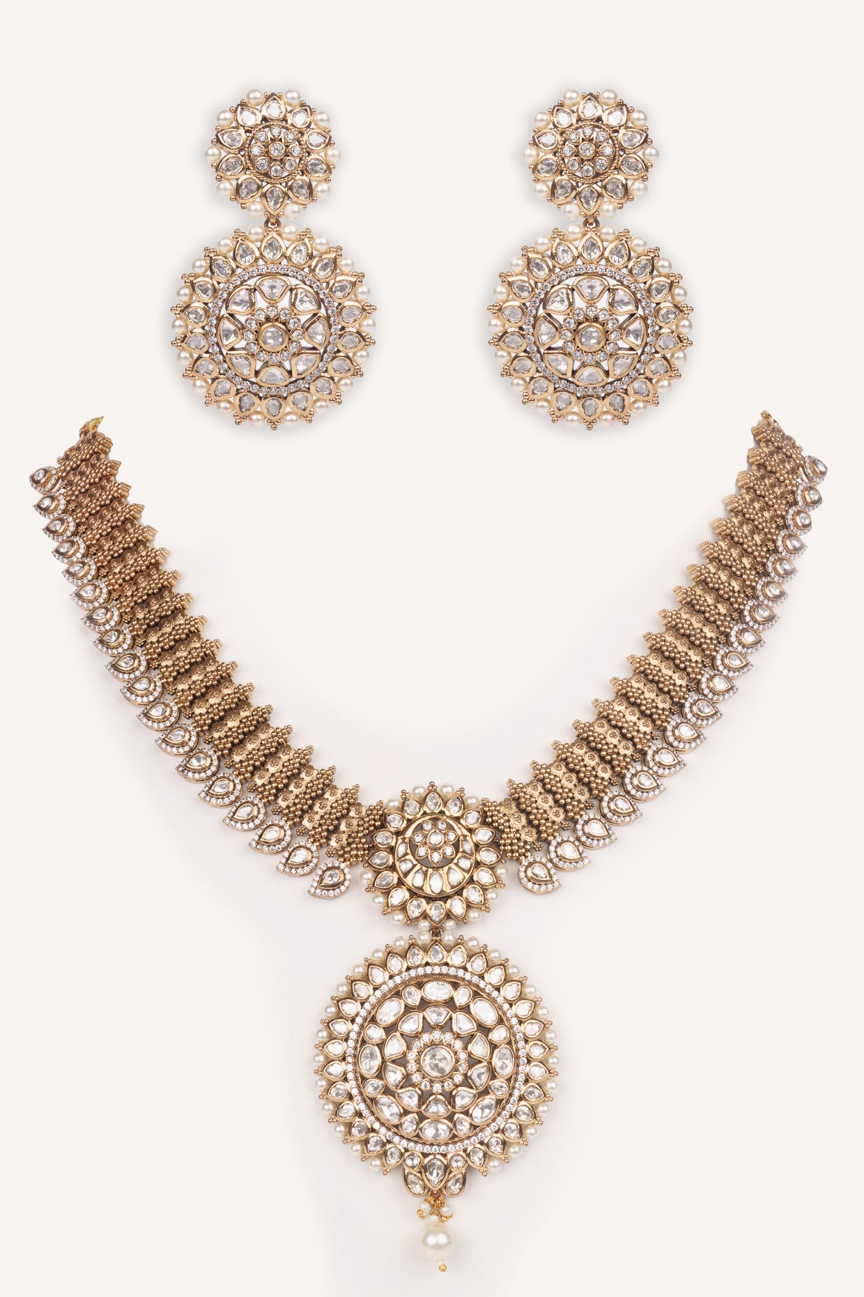 Bold and dramatic kundan pendant necklace with earrings