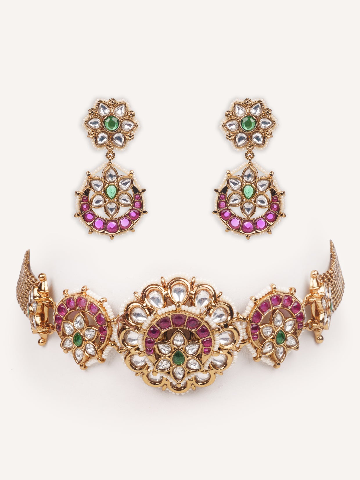 Traditional yet dramatic kundan choker with matching earrings
