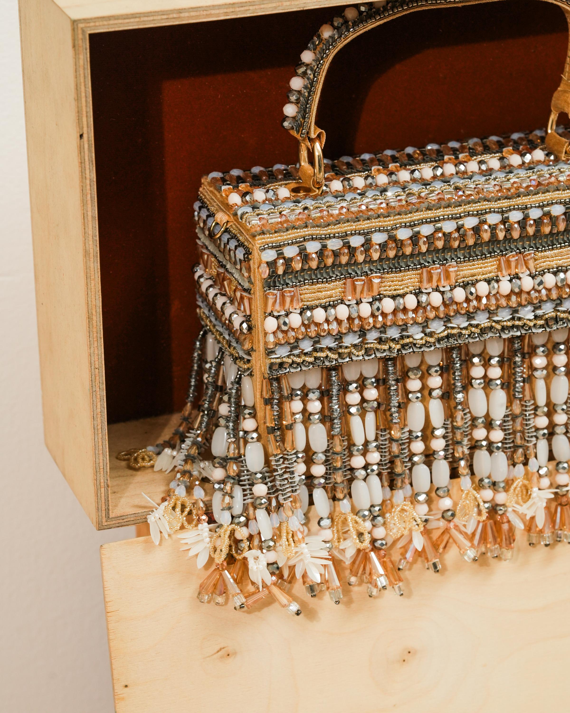 Hanging box clutch