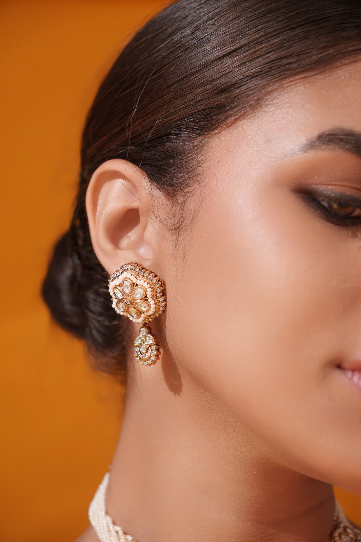Bold and dramatic kundan choker with earrings