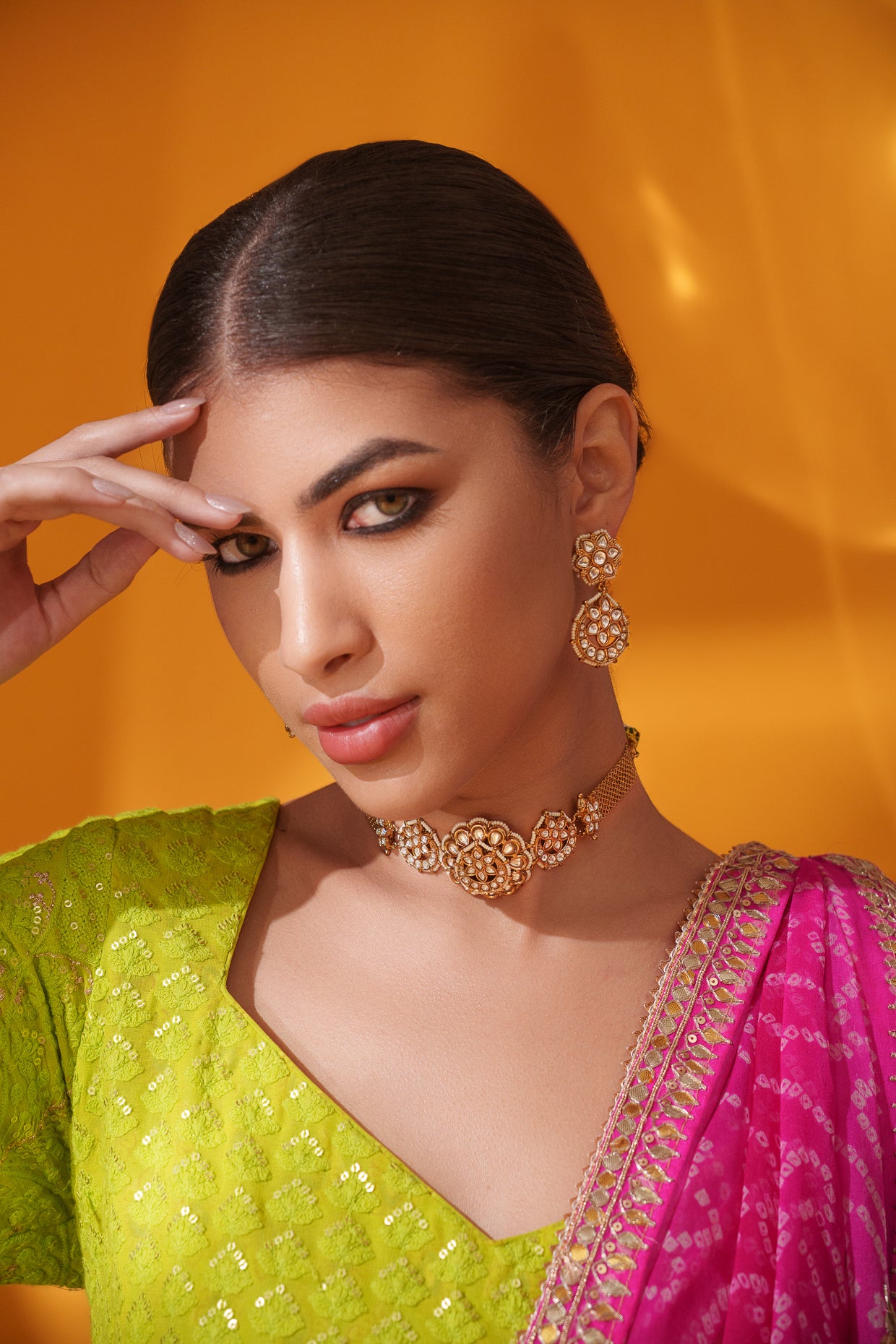Traditional yet dramatic kundan choker with matching earrings