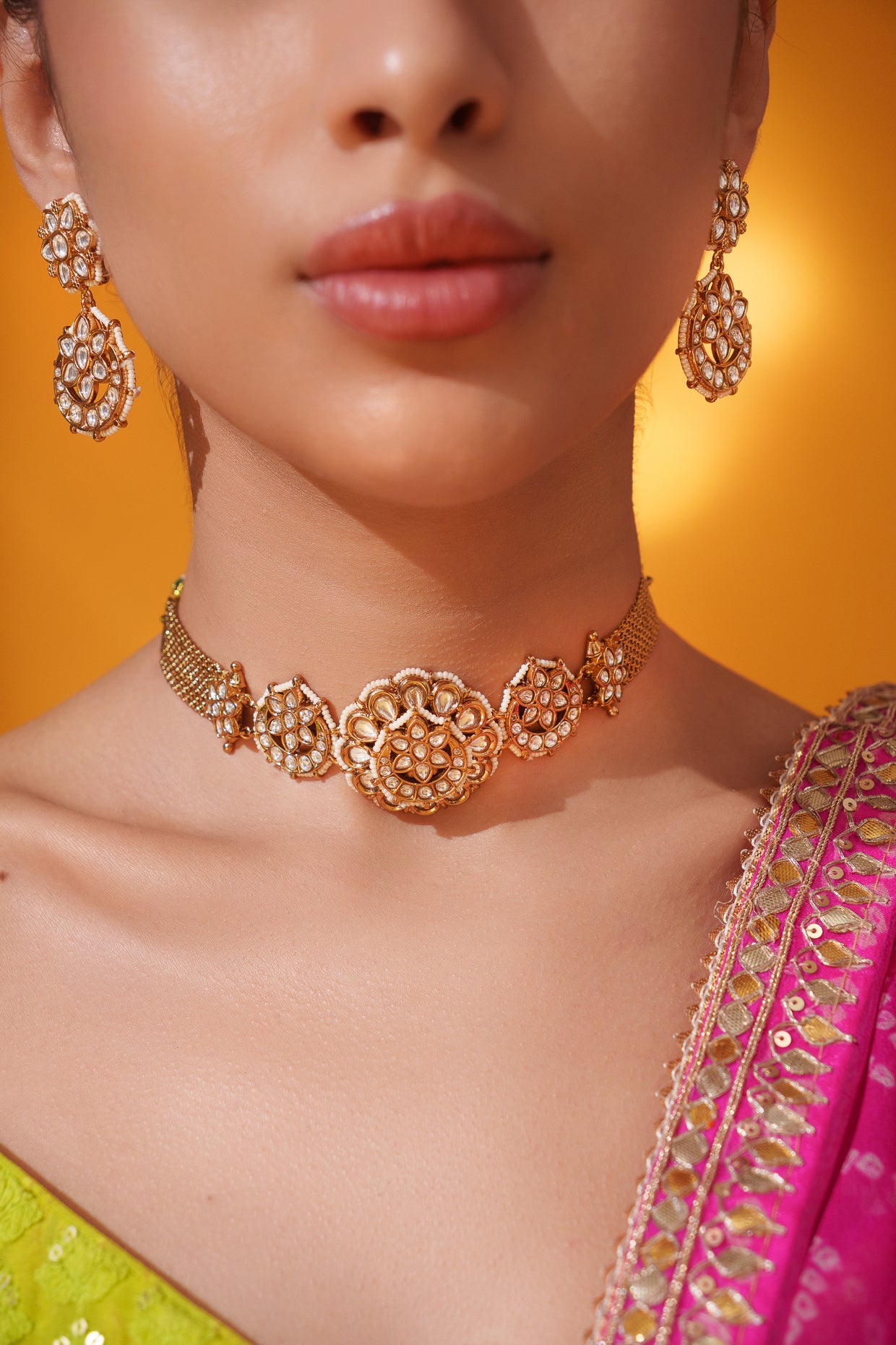 Traditional yet dramatic kundan choker with matching earrings