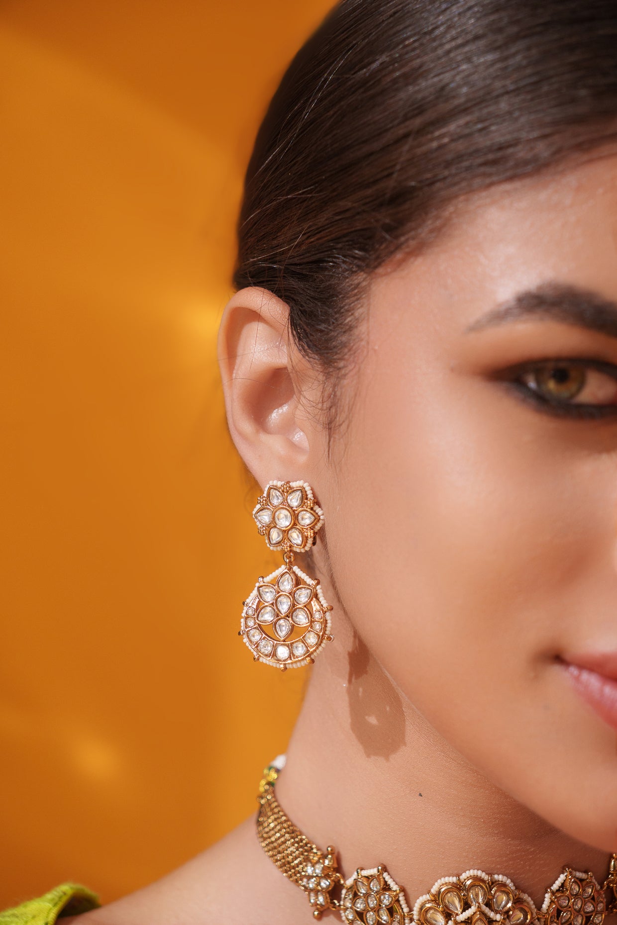 Traditional yet dramatic kundan choker with matching earrings