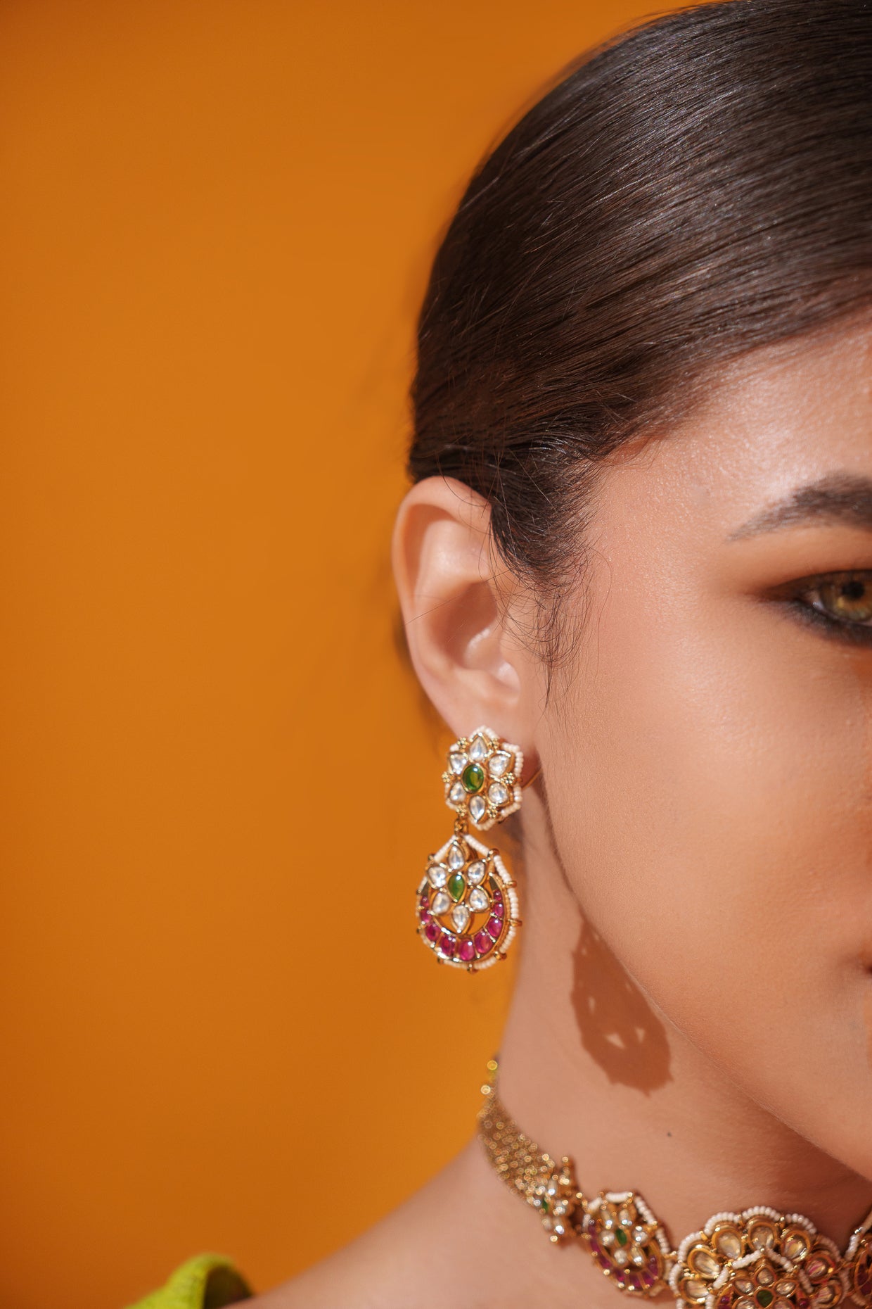 Traditional yet dramatic kundan choker with matching earrings