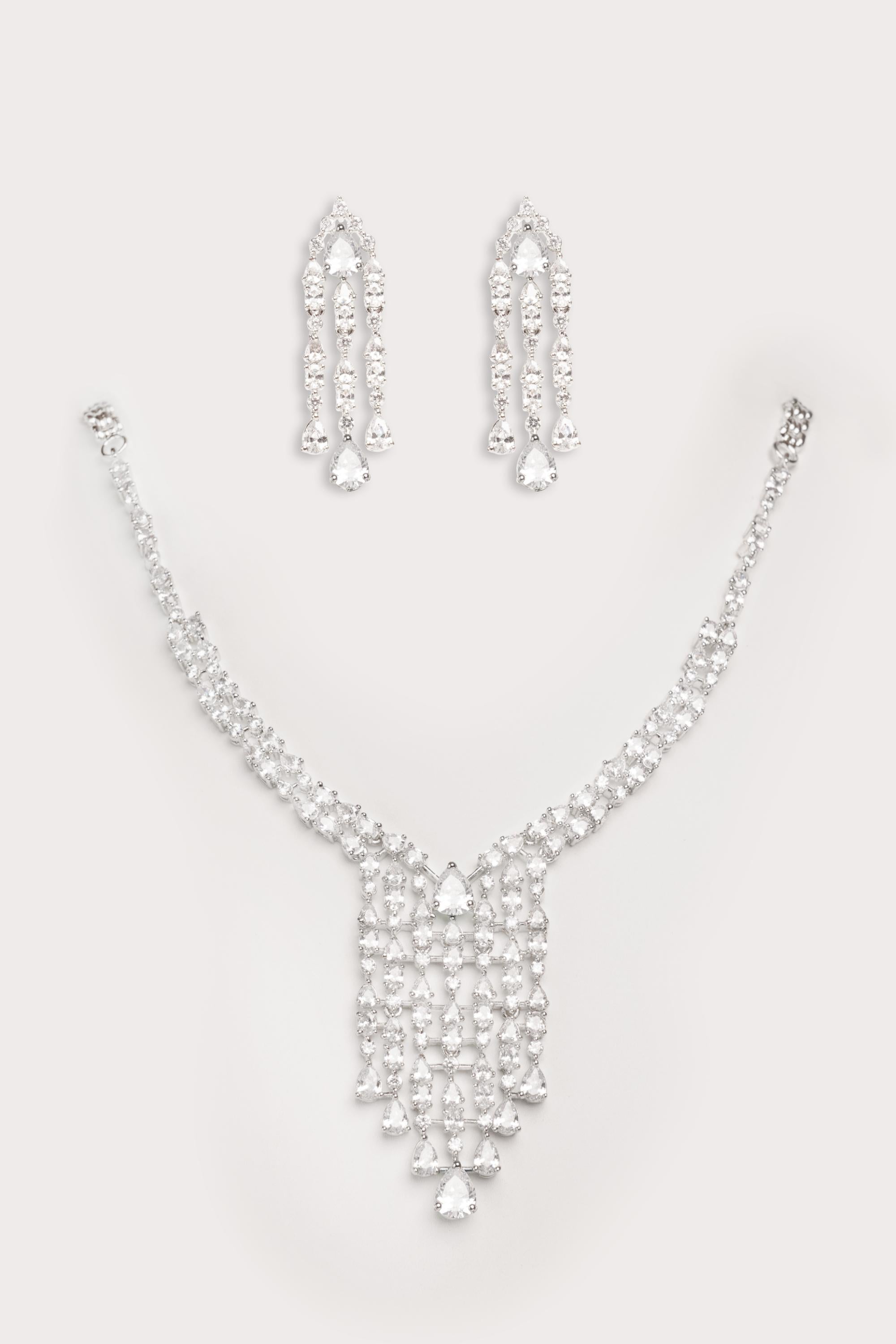 Elegant and sleek diamond pendant set with earrings