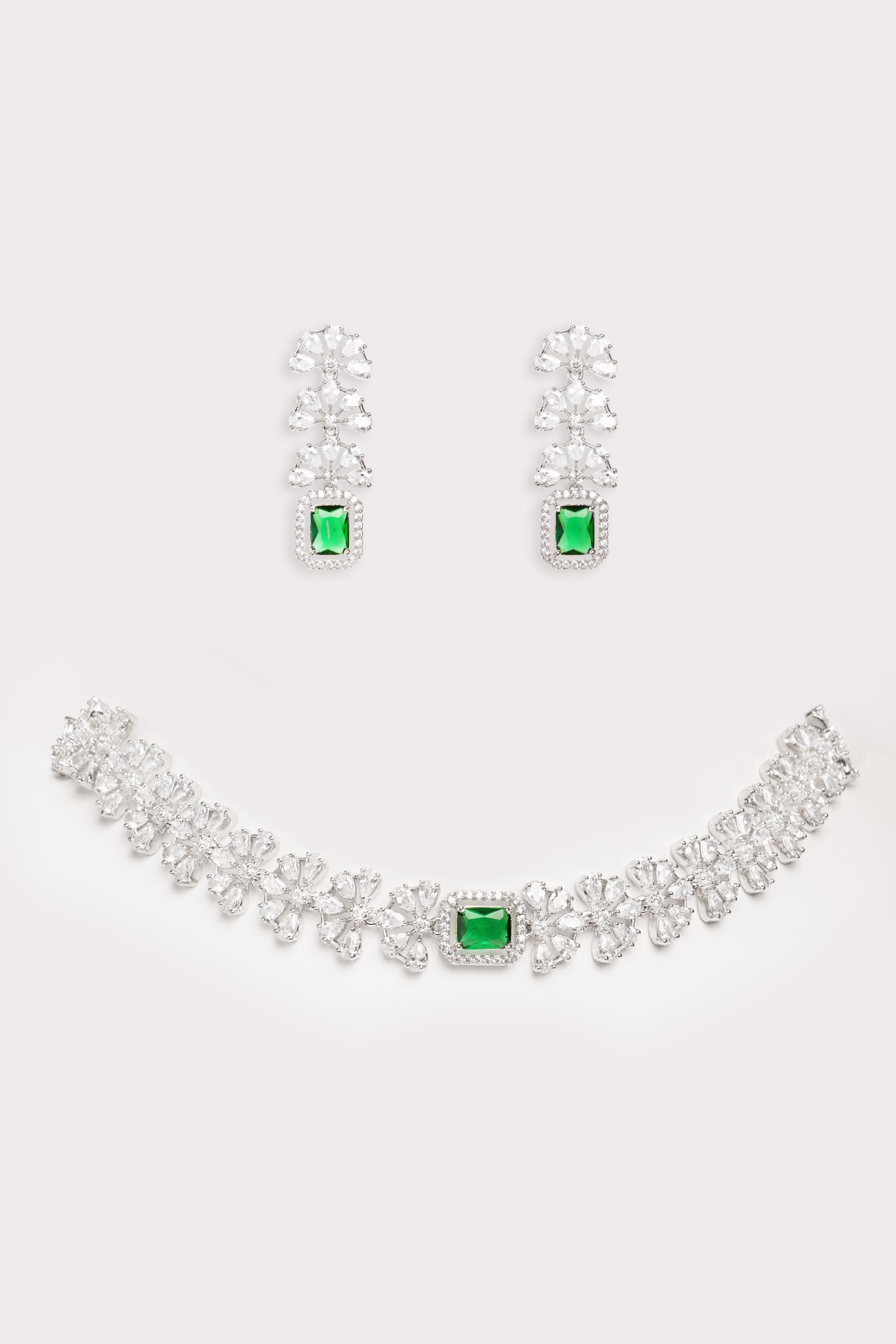 Elegant diamond choker with emerald stone and earrings