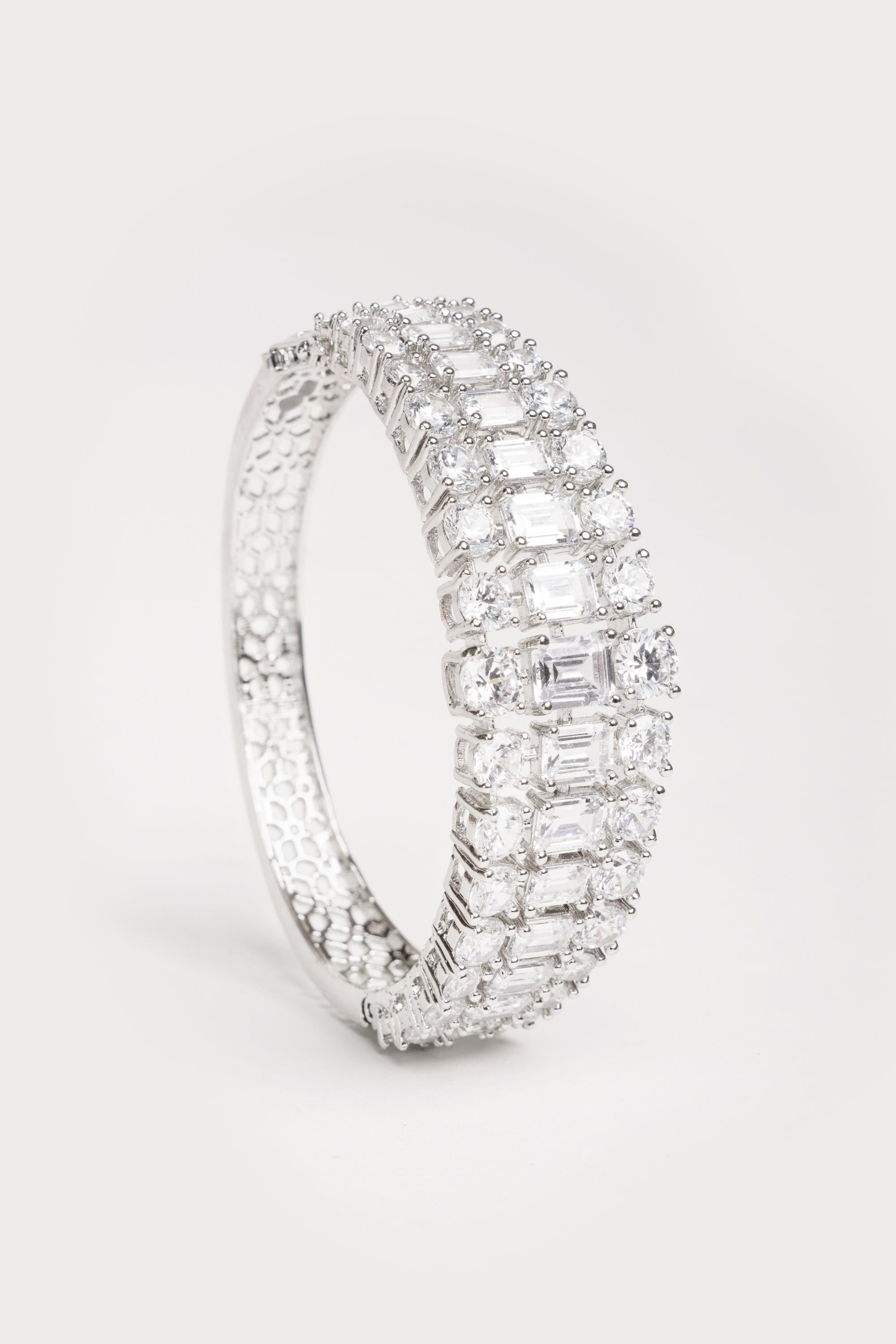 Classic and stylish diamond kada
