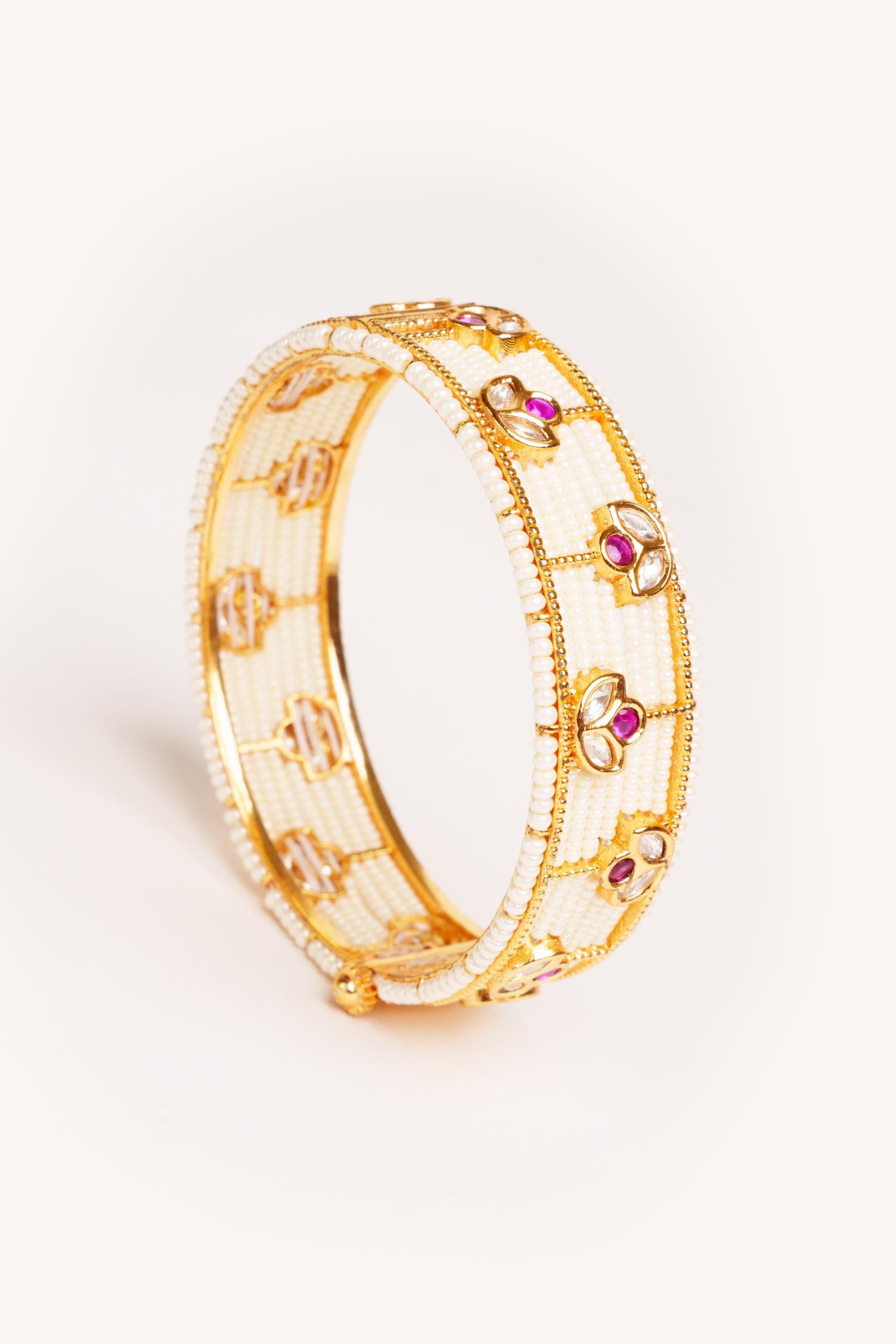 Elegant and classic pair of kundan kadas