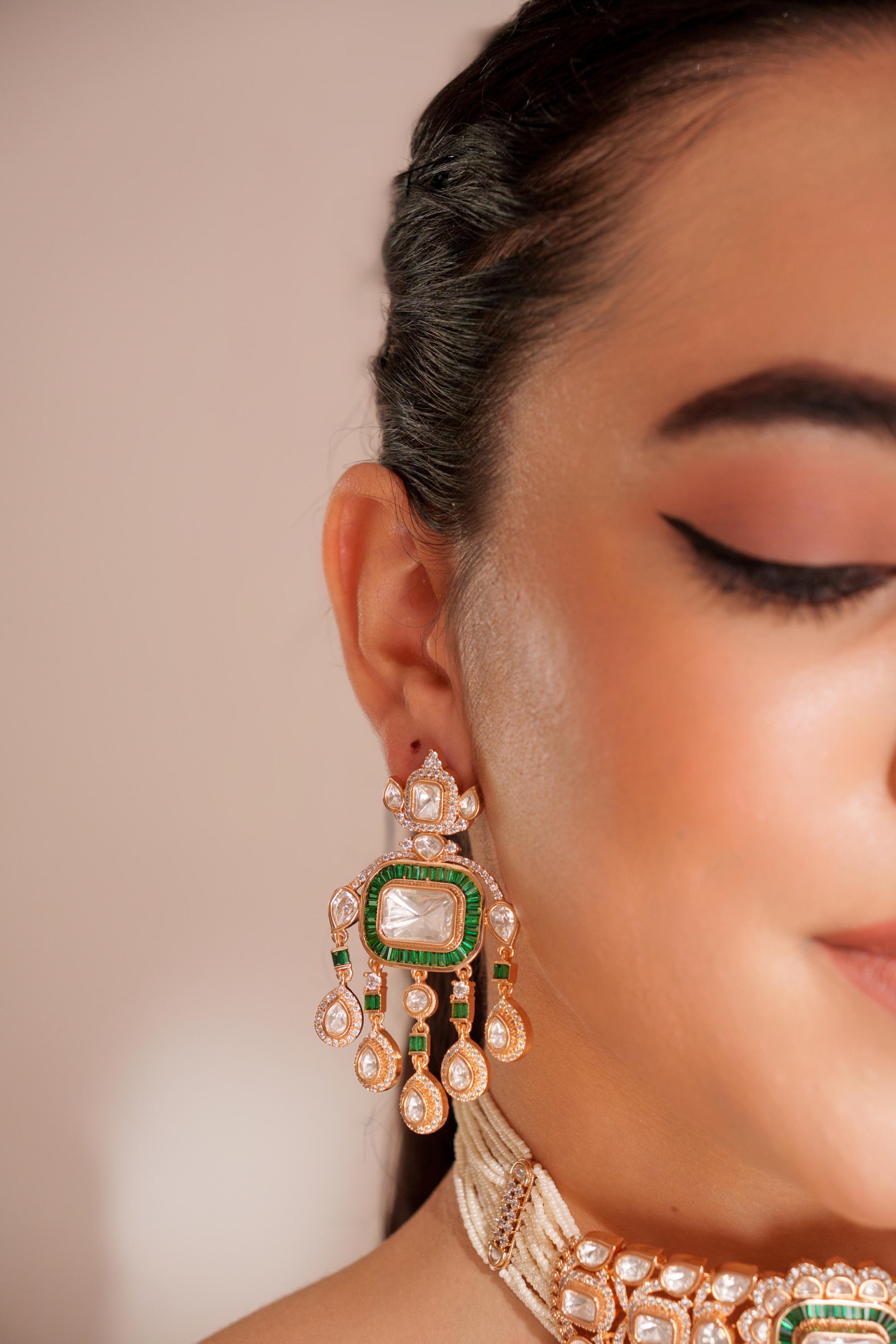 Bold and dramatic two tone finish polki choker set