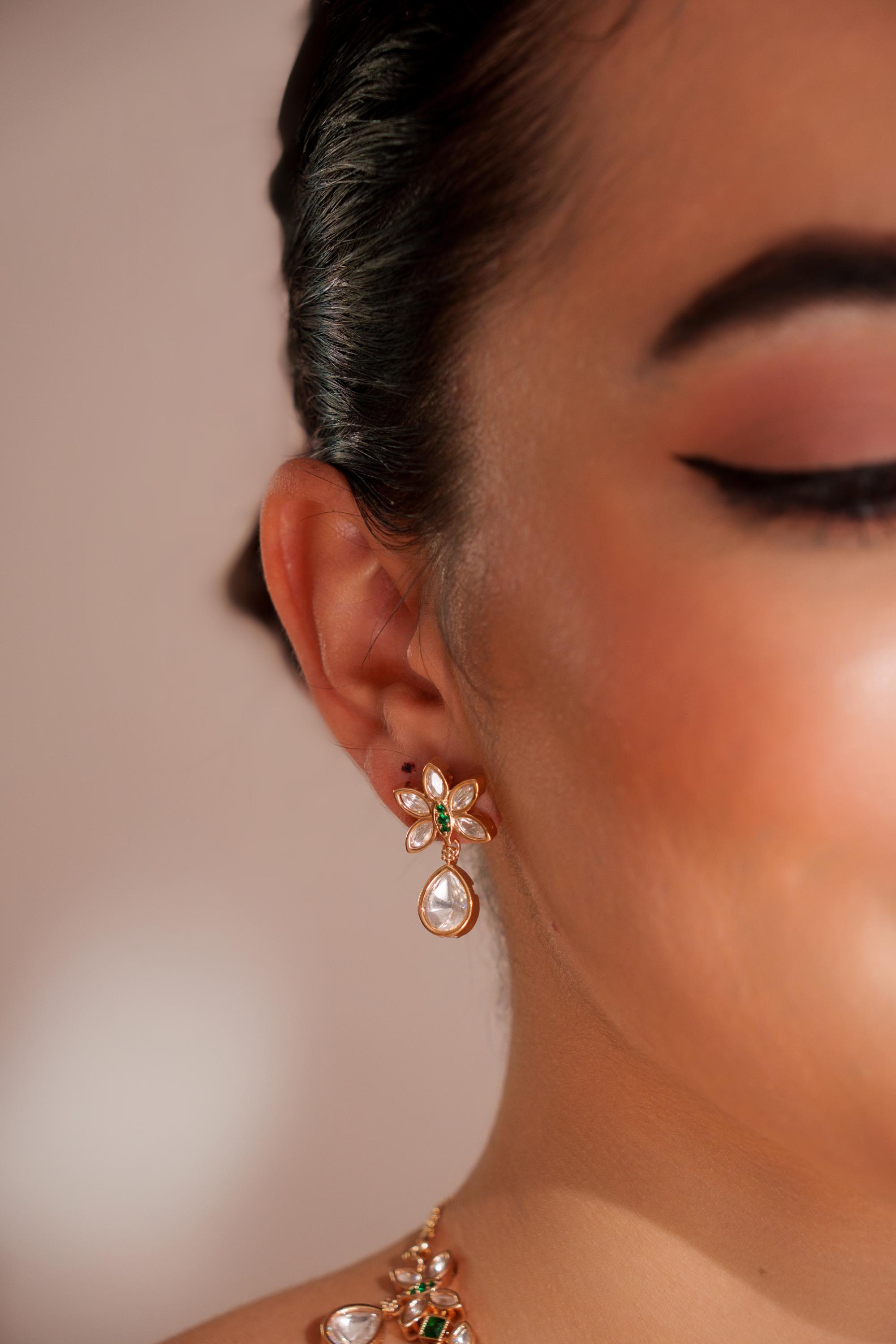 Dramatic and stylish kundan necklace set with matching earrings
