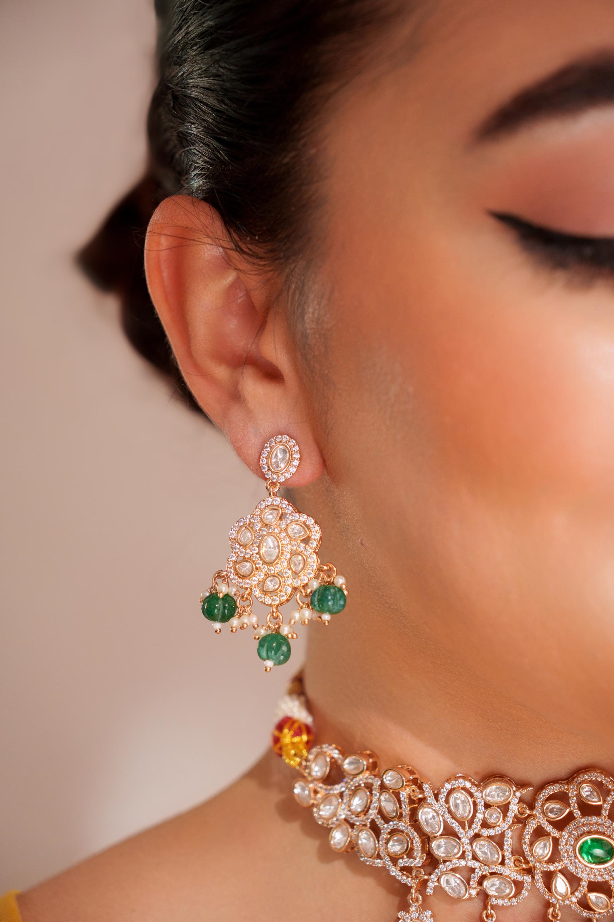 Classy kundan choker set with elegant pair of earrings.