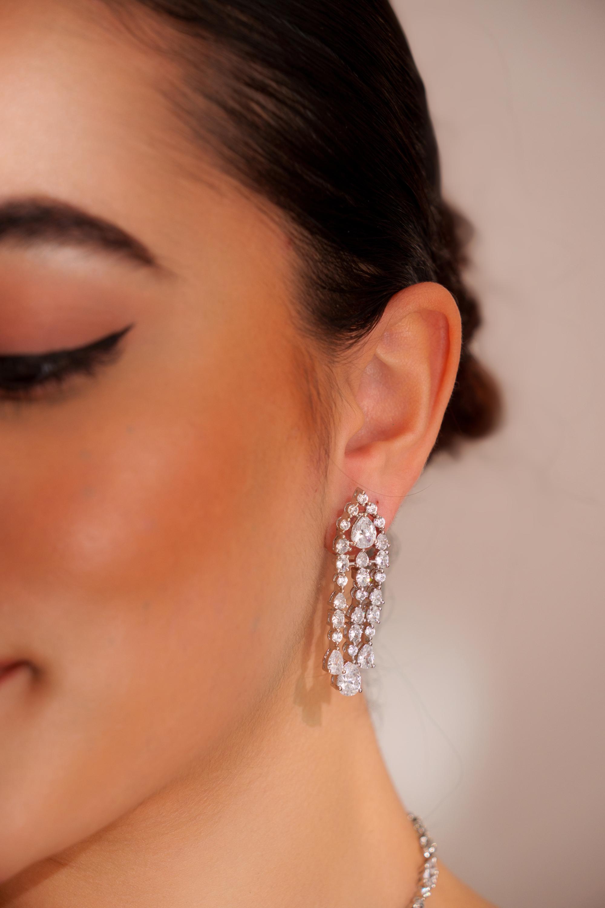 Elegant and sleek diamond pendant set with earrings