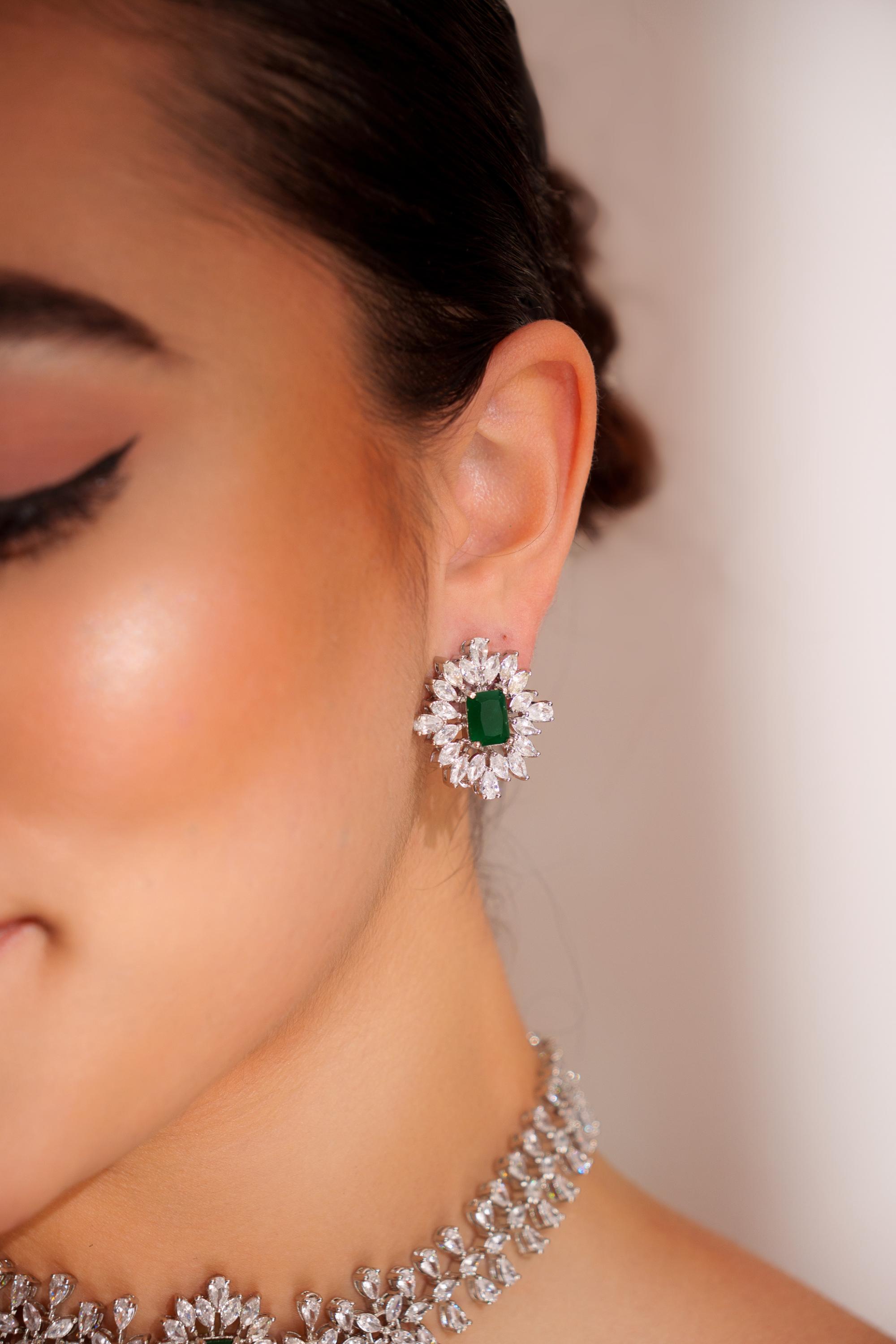 Elegant diamond choker with emerald stone and earrings