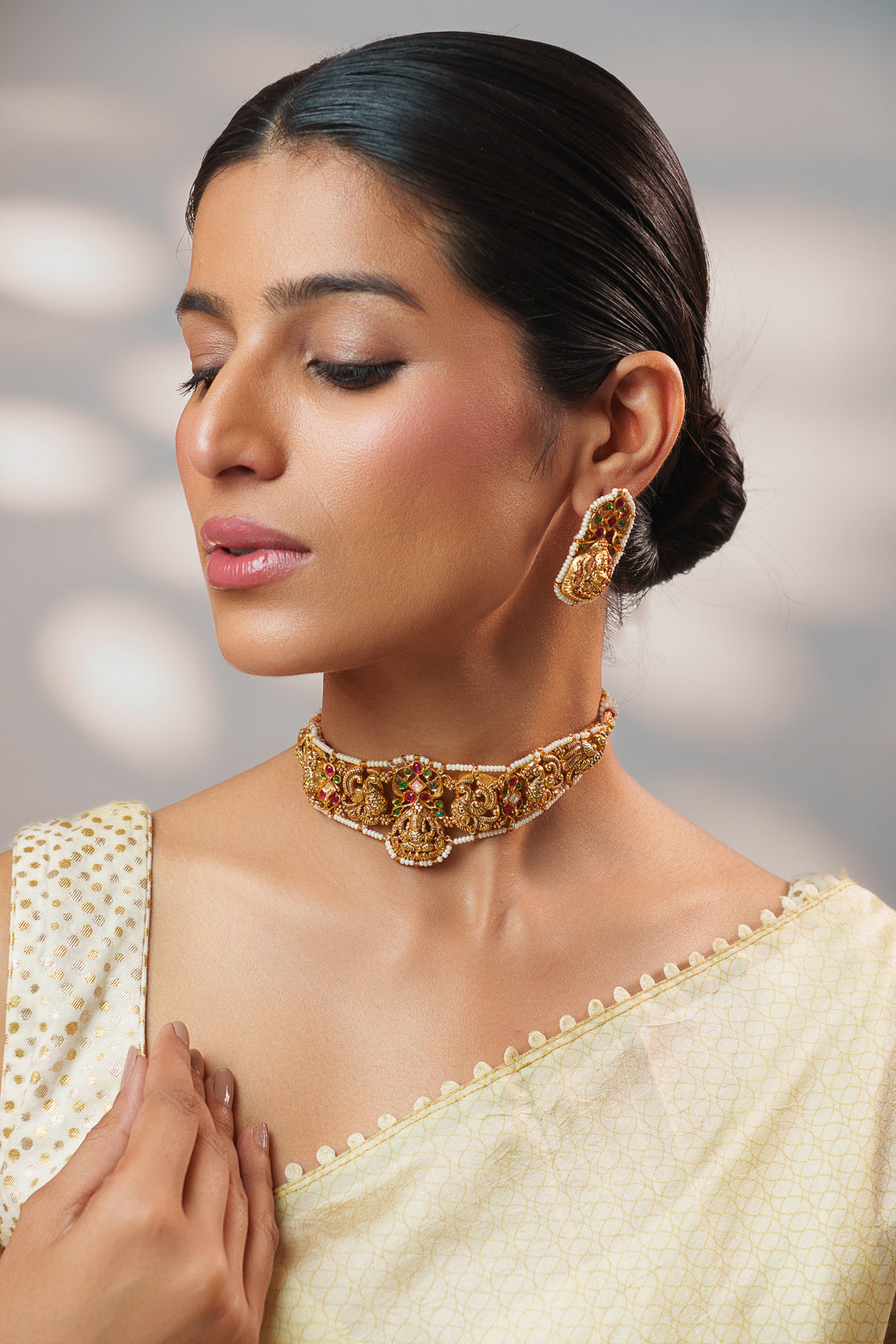 Traditional yet classic kundan temple choker with elegant pair of earrings.
