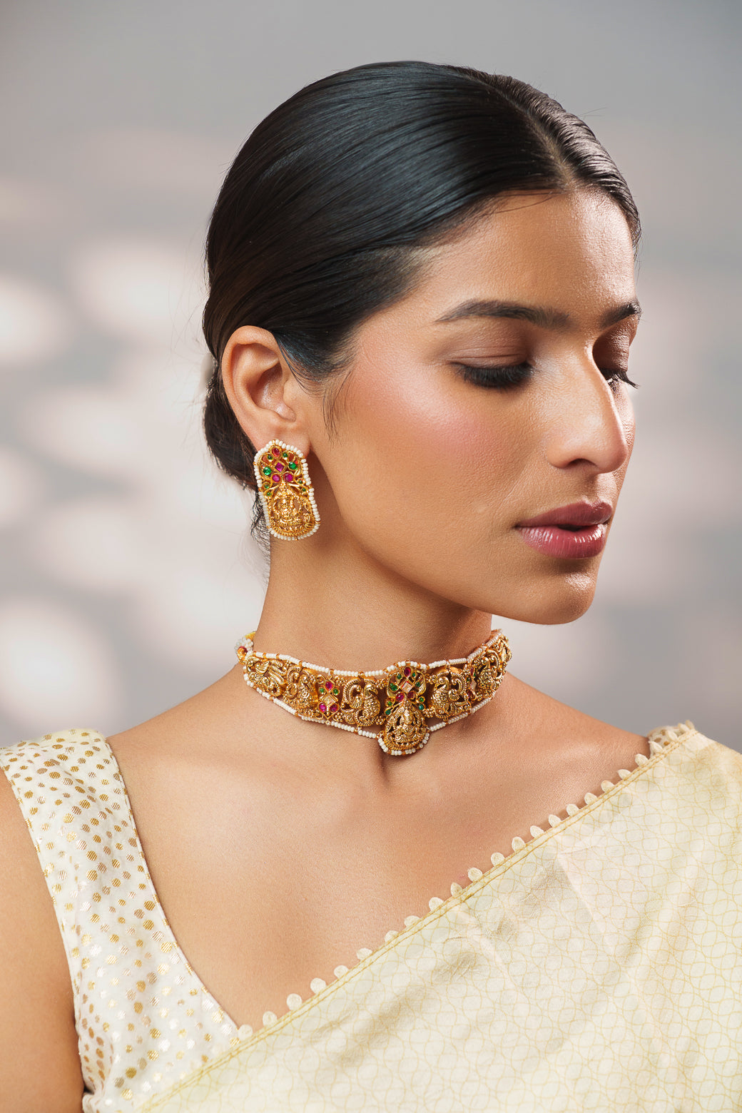Traditional yet classic kundan temple choker with elegant pair of earrings.