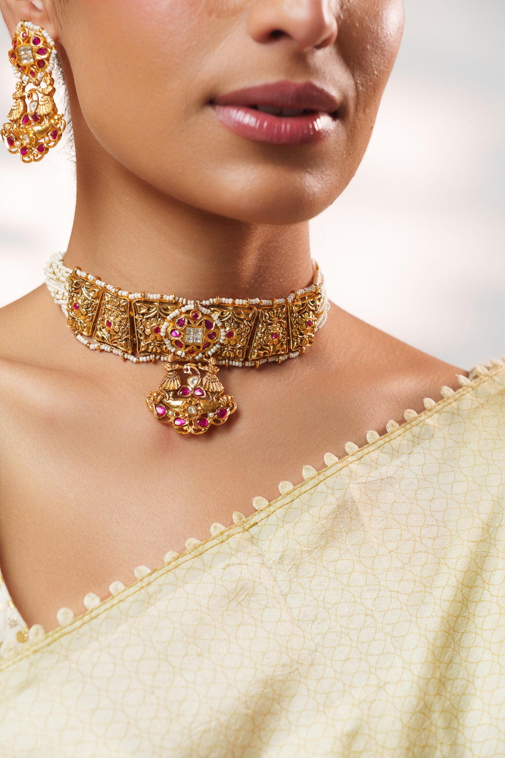 Traditional yet classic kundan temple choker with elegant pair of earrings.