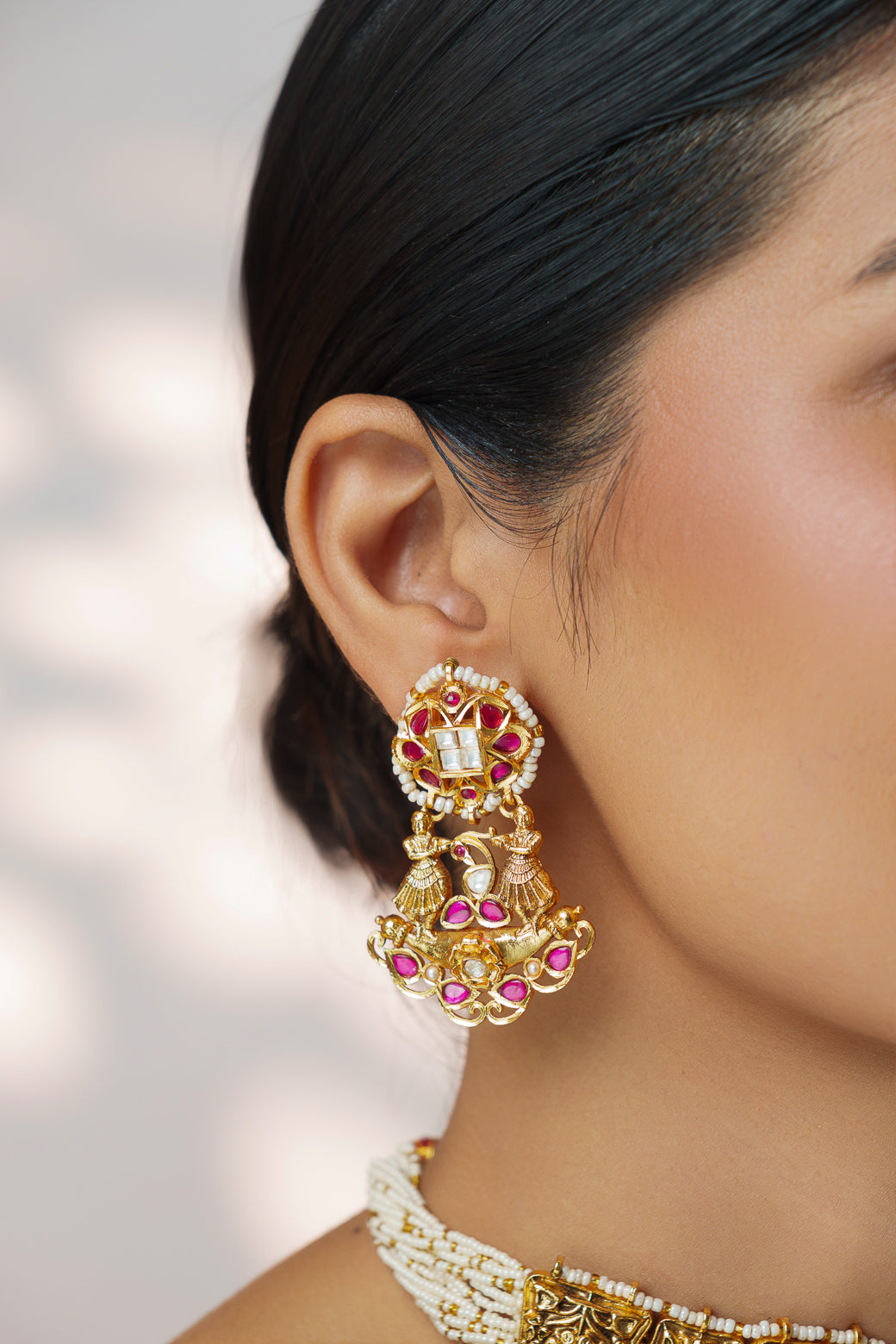 Traditional yet classic kundan temple choker with elegant pair of earrings.