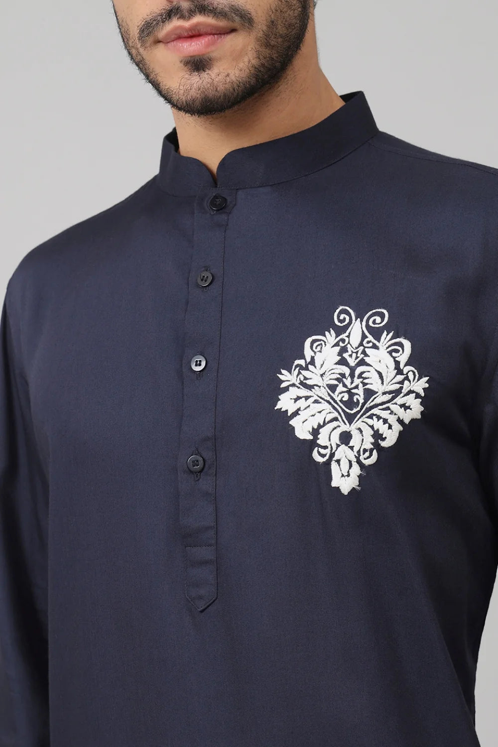 Blu navy Classic cotton kurta with single motif embroidery