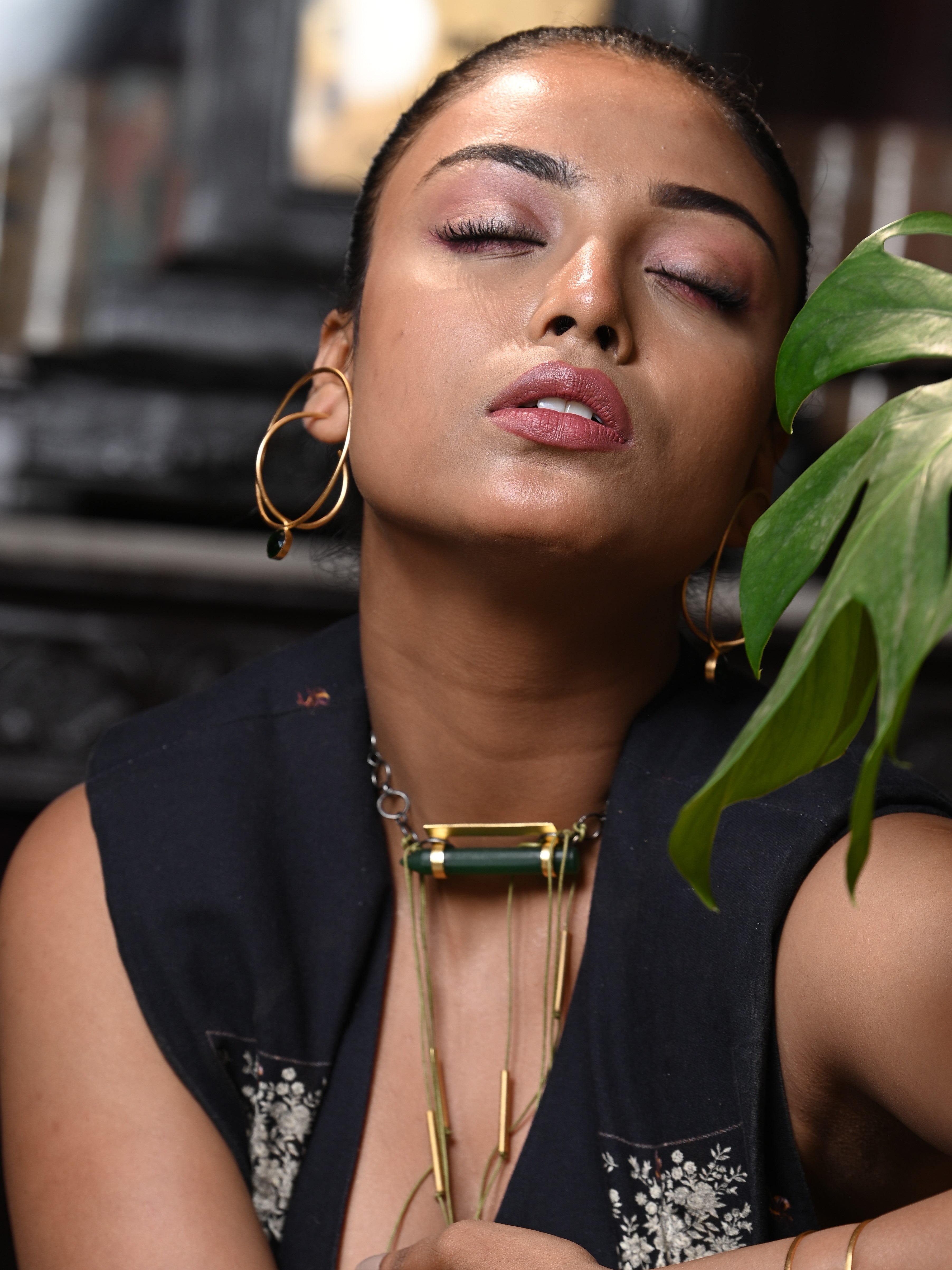 SLEEK CHIC MINIMALIST CHOKER
