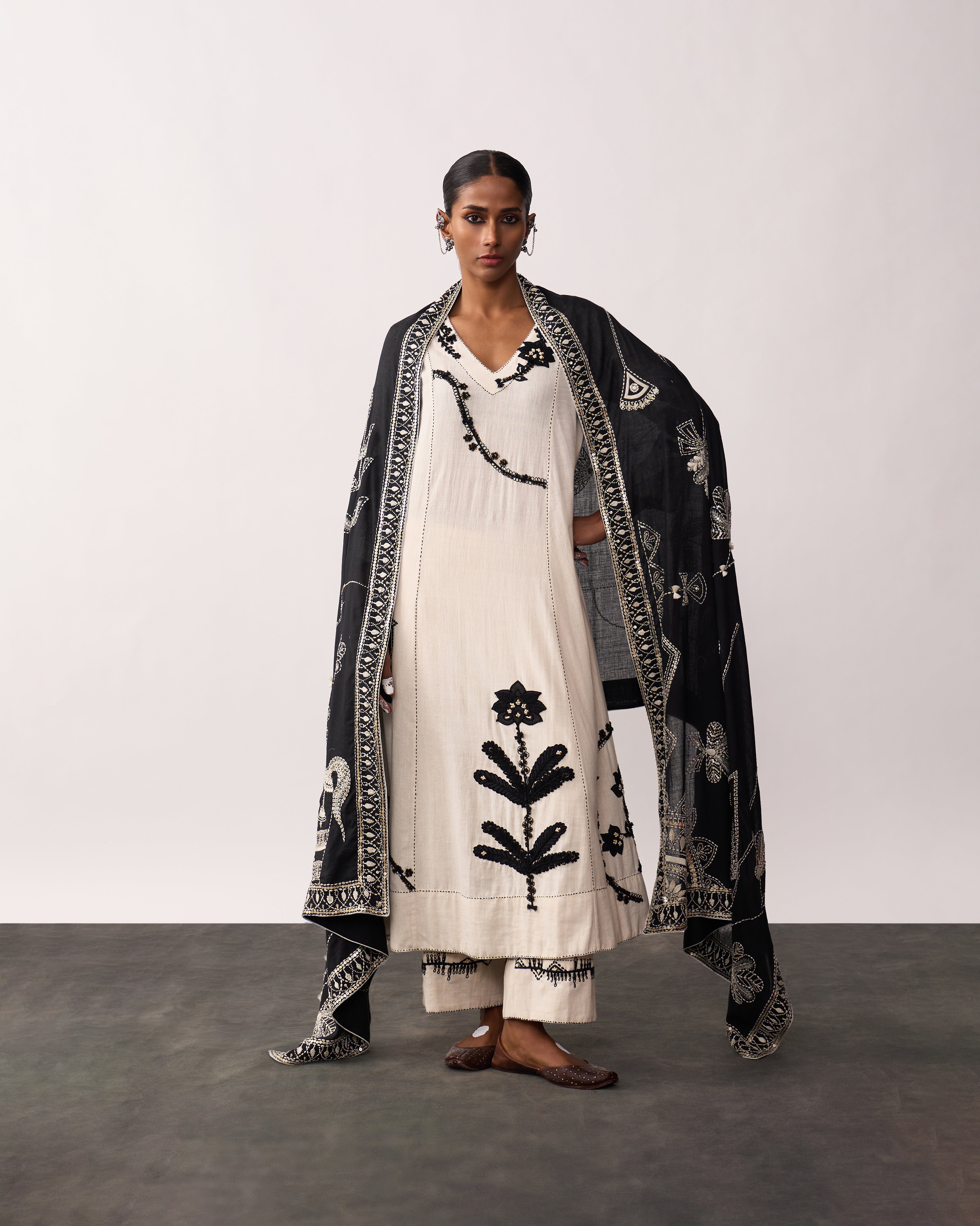 RANI LAXMI Black Hand-spun Embroidered Dupatta