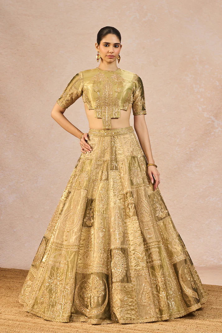 ‘KHWABON KI SHEHZADI’ LEHENGA