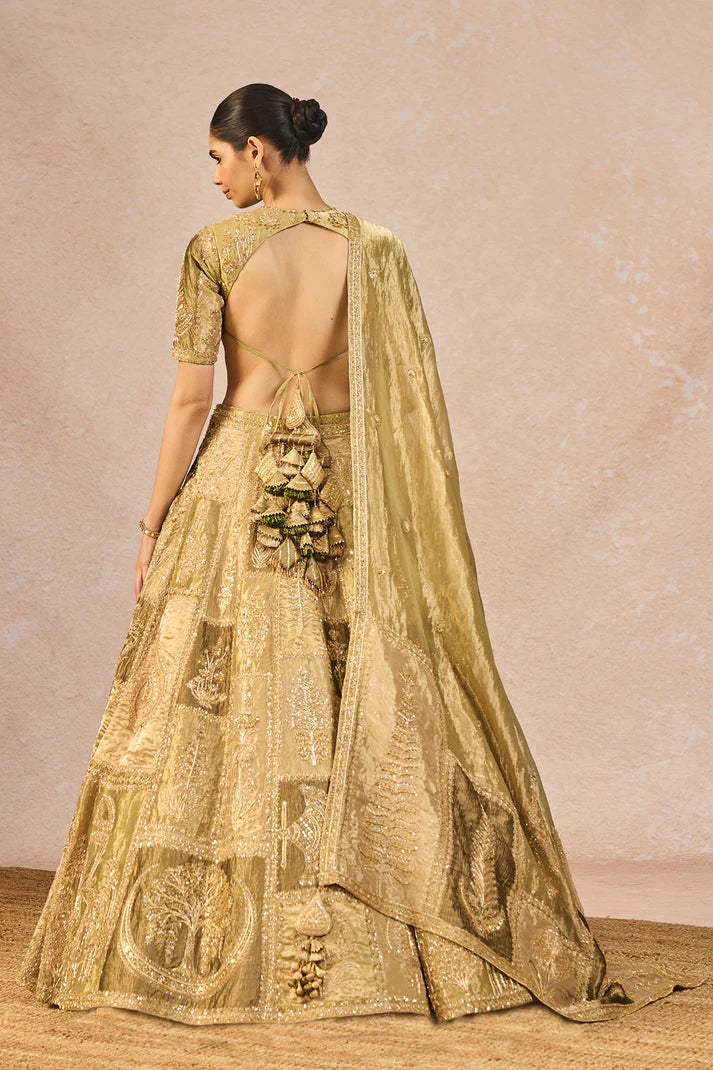 ‘KHWABON KI SHEHZADI’ LEHENGA