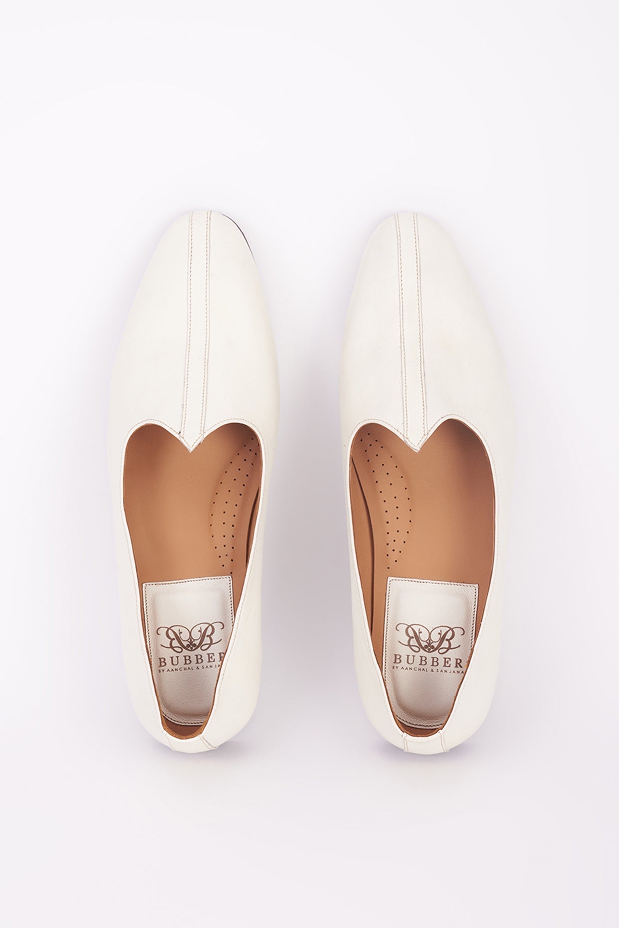 Off-white classic Italian leather mojdi