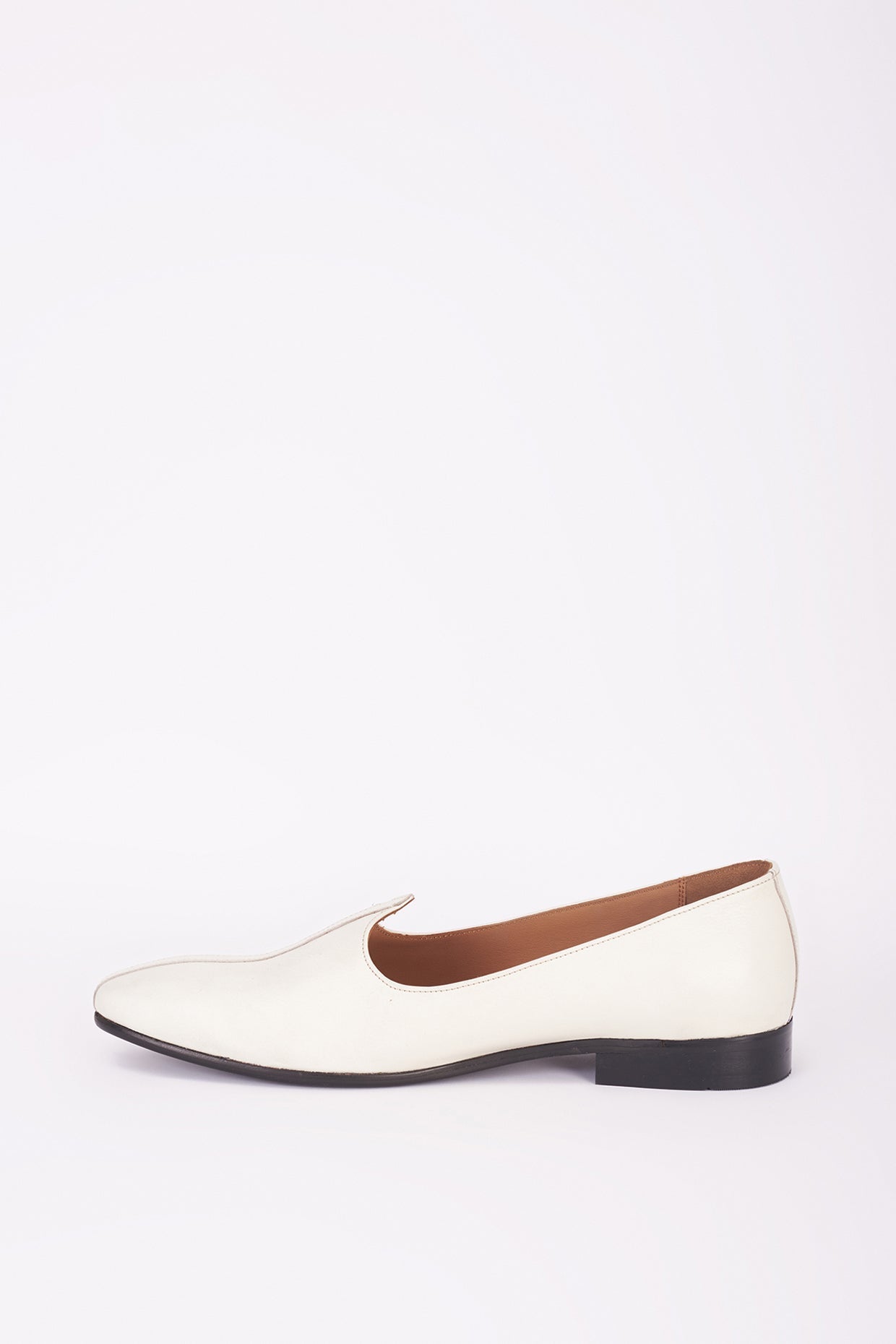 Off-white classic Italian leather mojdi