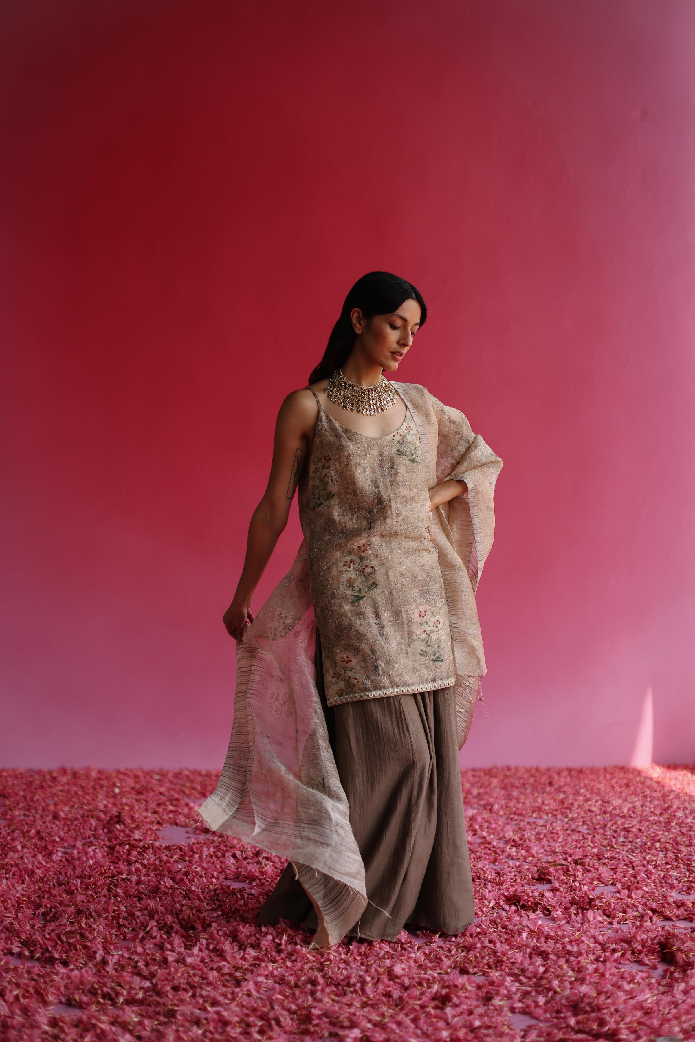 Nanda : Dainty and delightful (Grey)