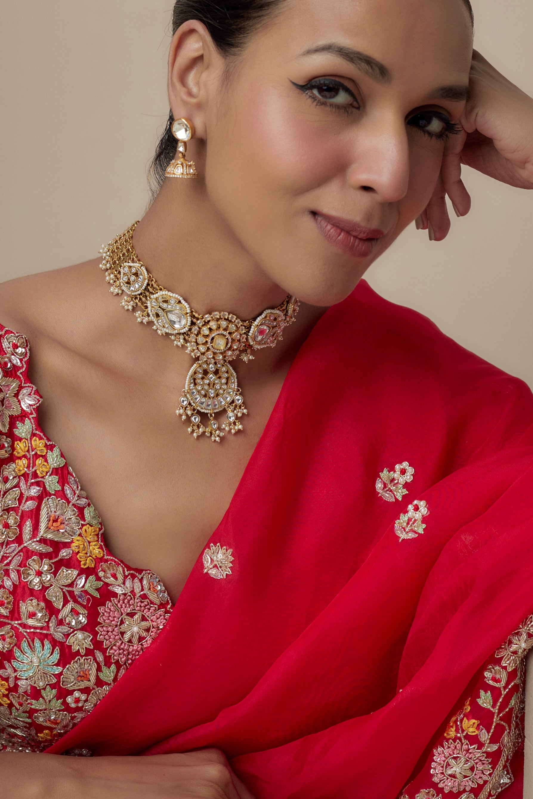 Saadgi Gold Plated Womens Kundan, Polki Short Necklace Set with Pair of Earrings (Freesize)