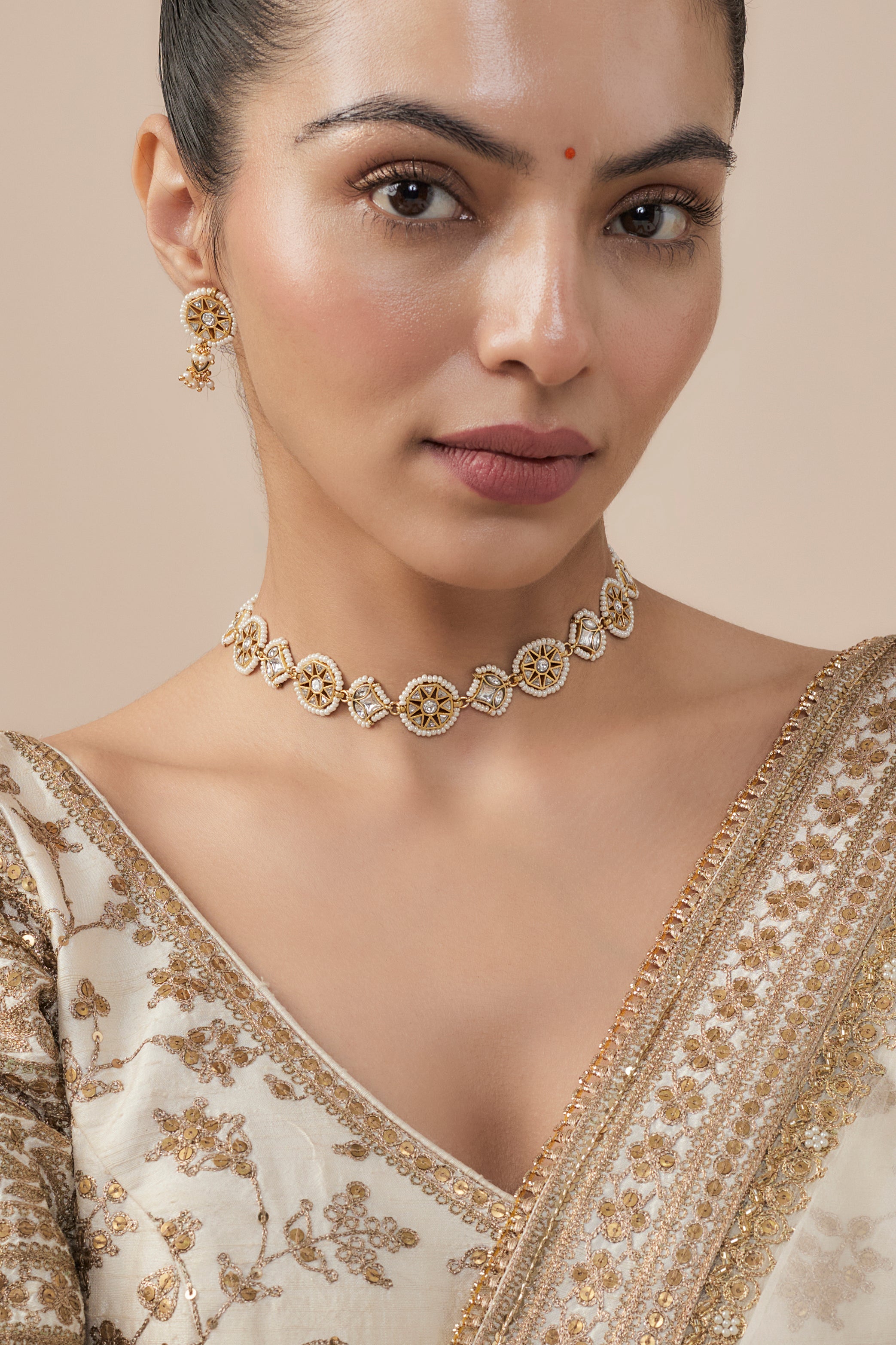 vivinia BY VIDHI MEHRA Saadgi Gold Plated White Womens Kundan, Polki Short Necklace Set with Pair of Earrings (Freesize)