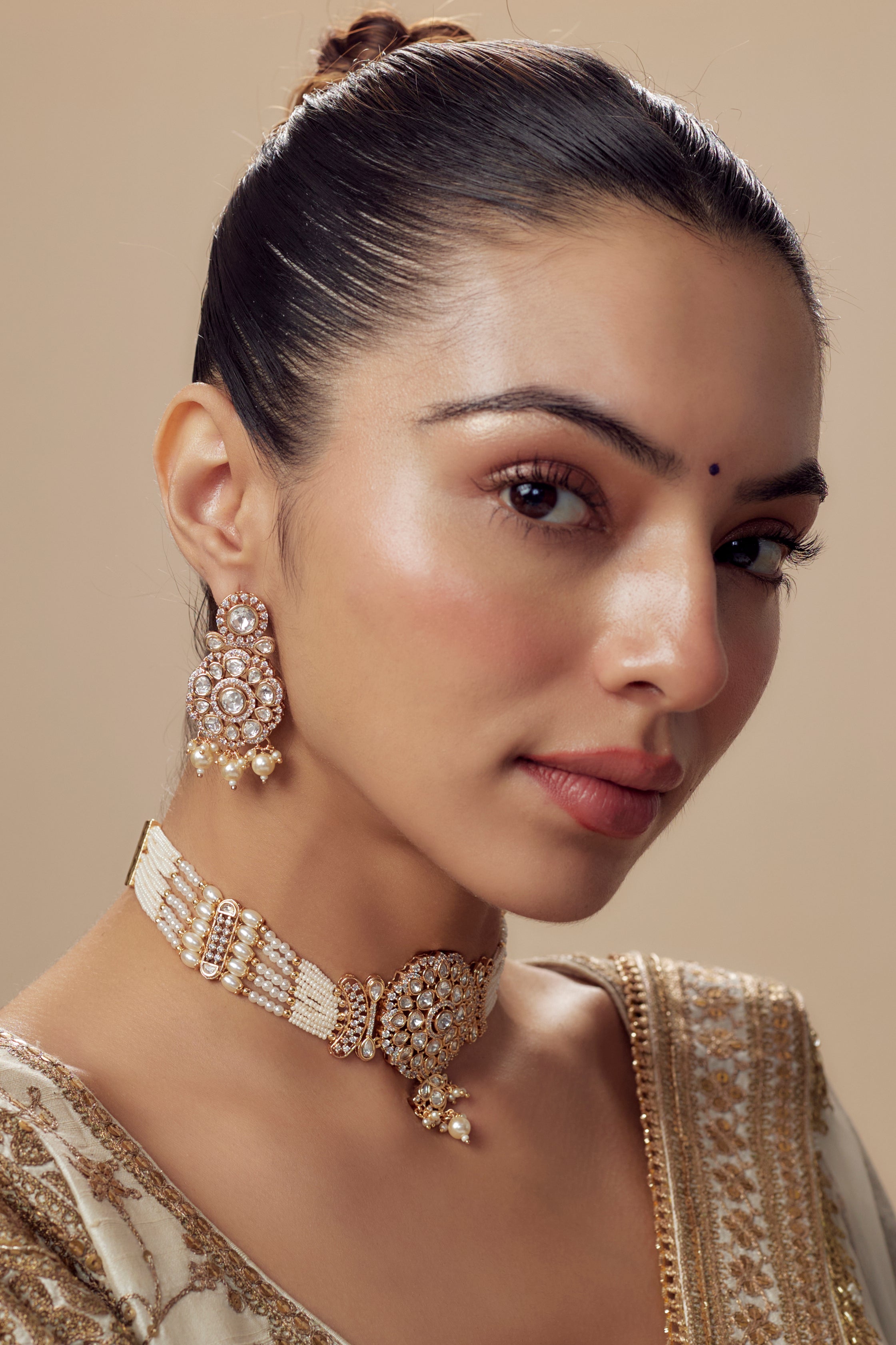 vivinia BY VIDHI MEHRA Saadgi Gold Plated White Womens Kundan, Polki Choker Necklace Set with Pair of Earrings (Freesize)