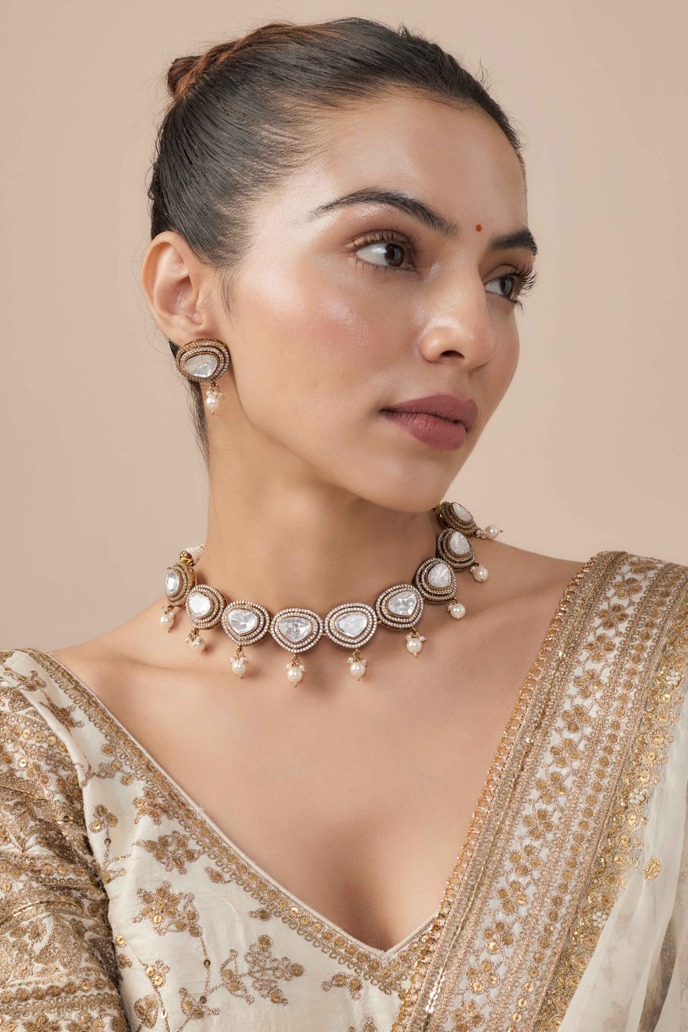 vivinia BY VIDHI MEHRA Burgandi Gold Plated White Womens Kundan, Polki Short Necklace Set with Pair of Earrings (Freesize)