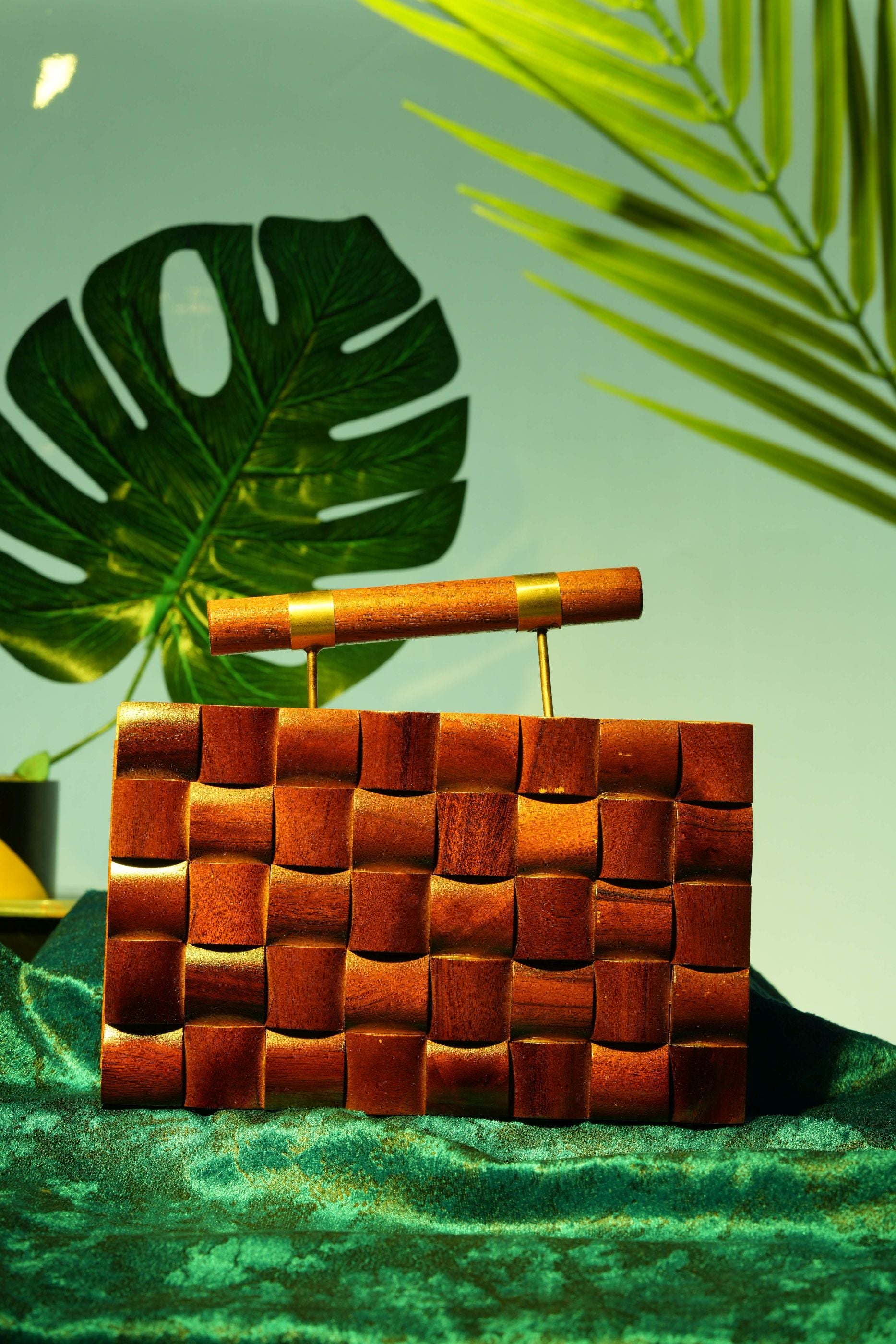 CHEQUERED HANDBAG IN ACACIA WOOD