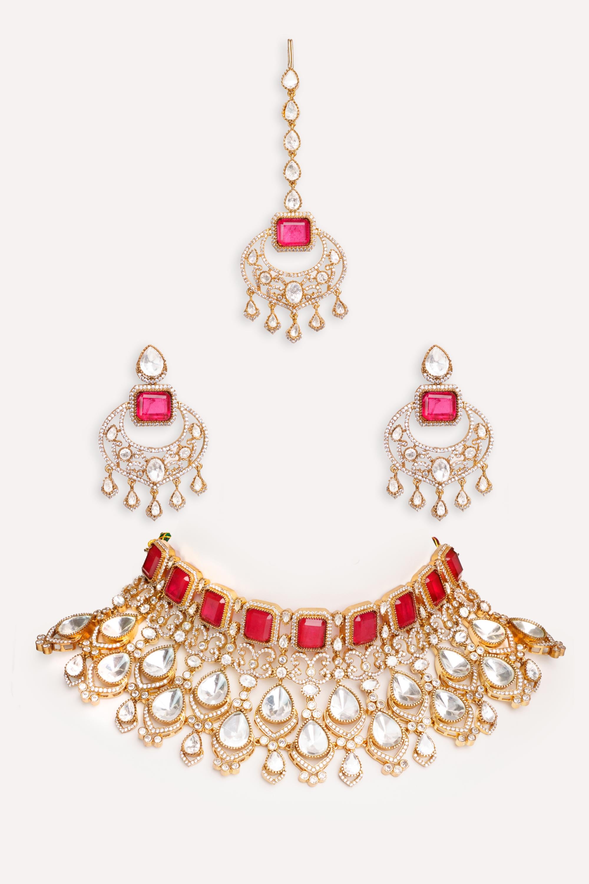 Bold and dramatic kundan necklace with earrings and maangtikka