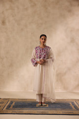 Ivory chanderi floral resham thread embroidered kurta paired with pant & organza dupatta