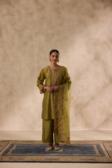 Mehendi green dori work and resham embroiderd kurta Paired with pant & heavy border organza dupatta