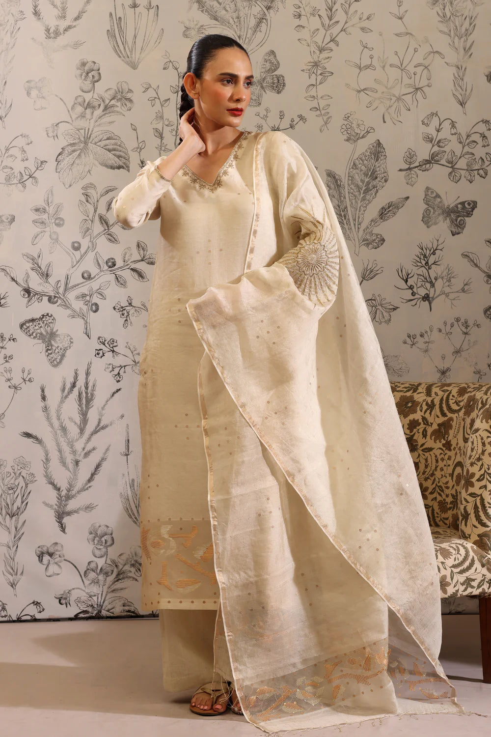 UDAYA "rise of the sun"off white
